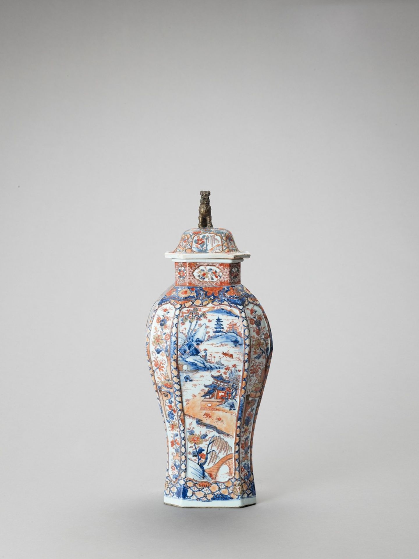 A LARGE OCTAGONAL IMARI PORCELAIN VASE AND COVER - Image 3 of 7