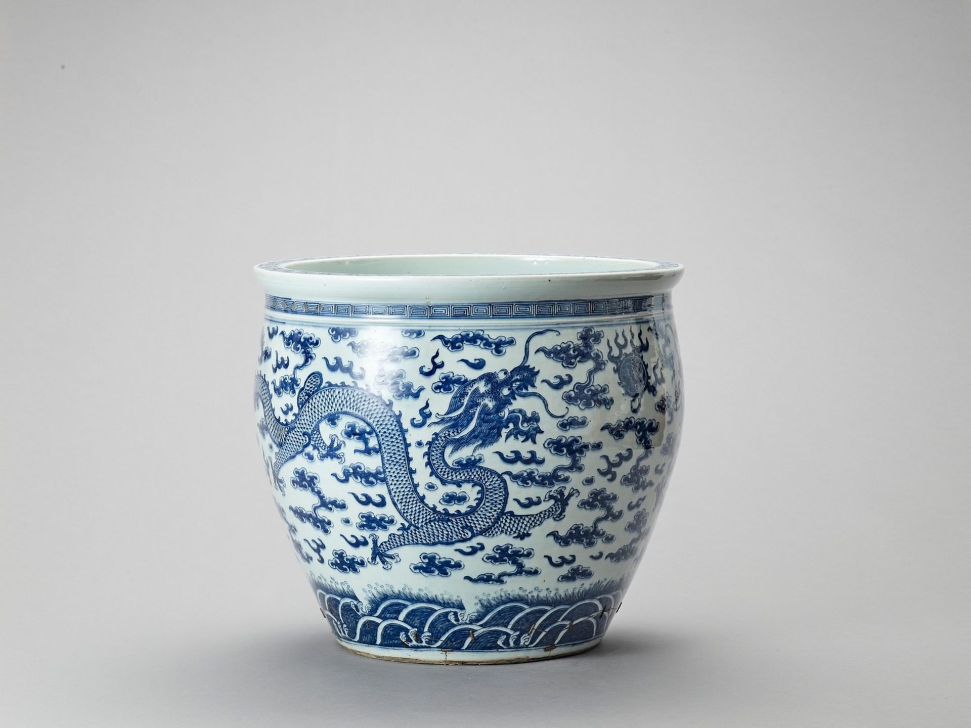 A LARGE BLUE AND WHITE PORCELAIN ‘DRAGON’ FISHBOWL - Image 3 of 5