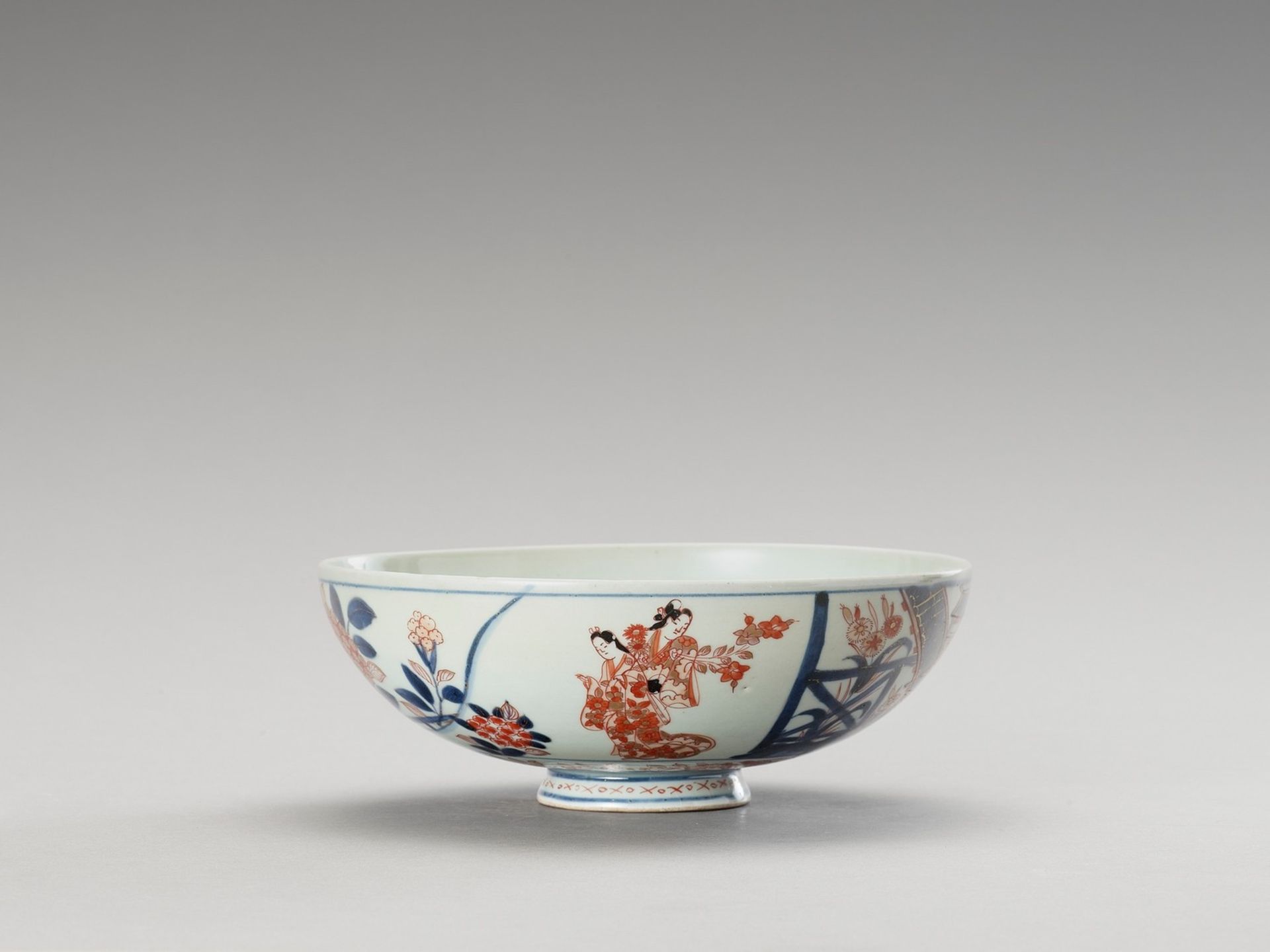 AN IMARI PORCELAIN BOWL