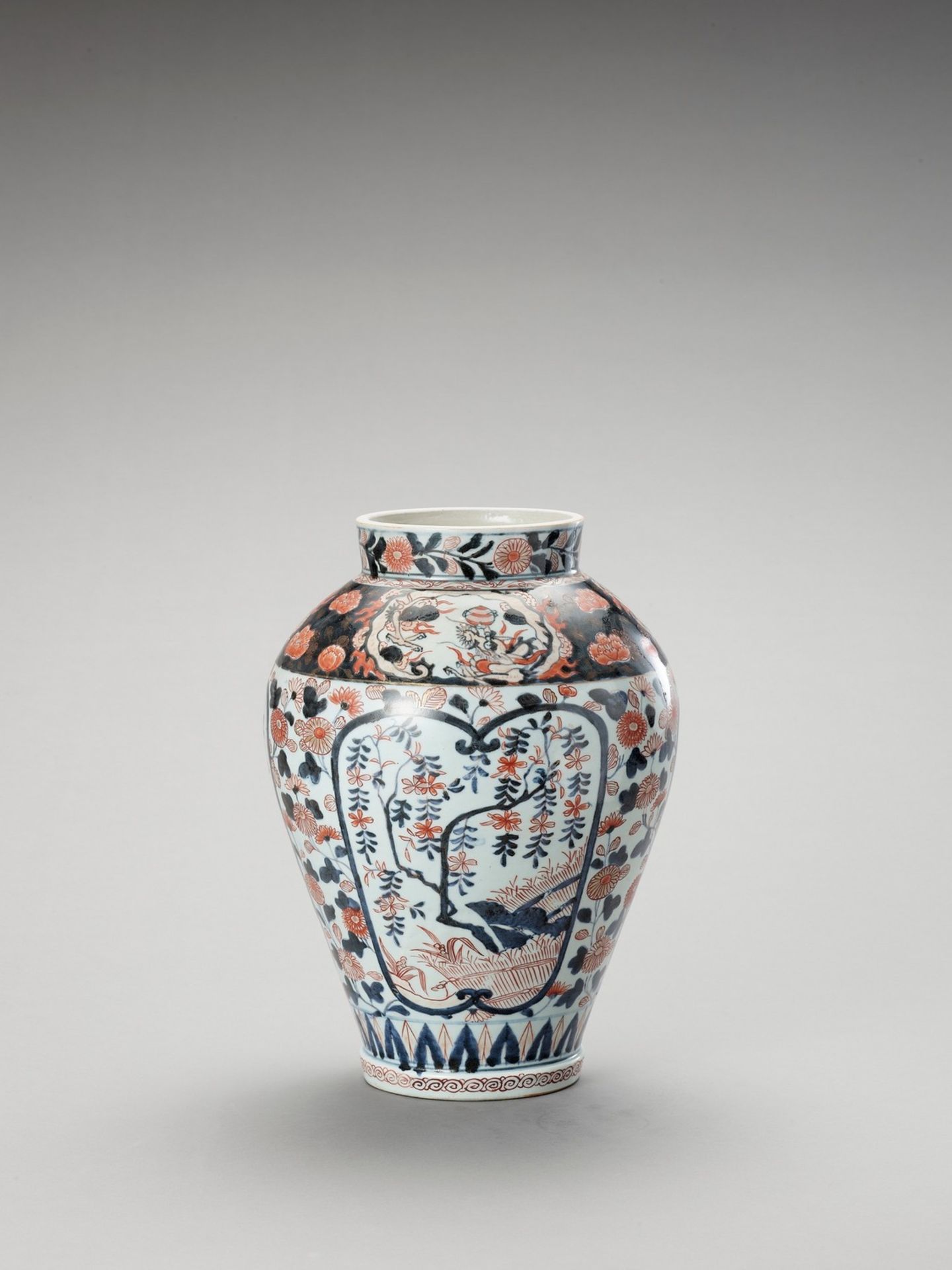 A LARGE IMARI PORCELAIN VASE