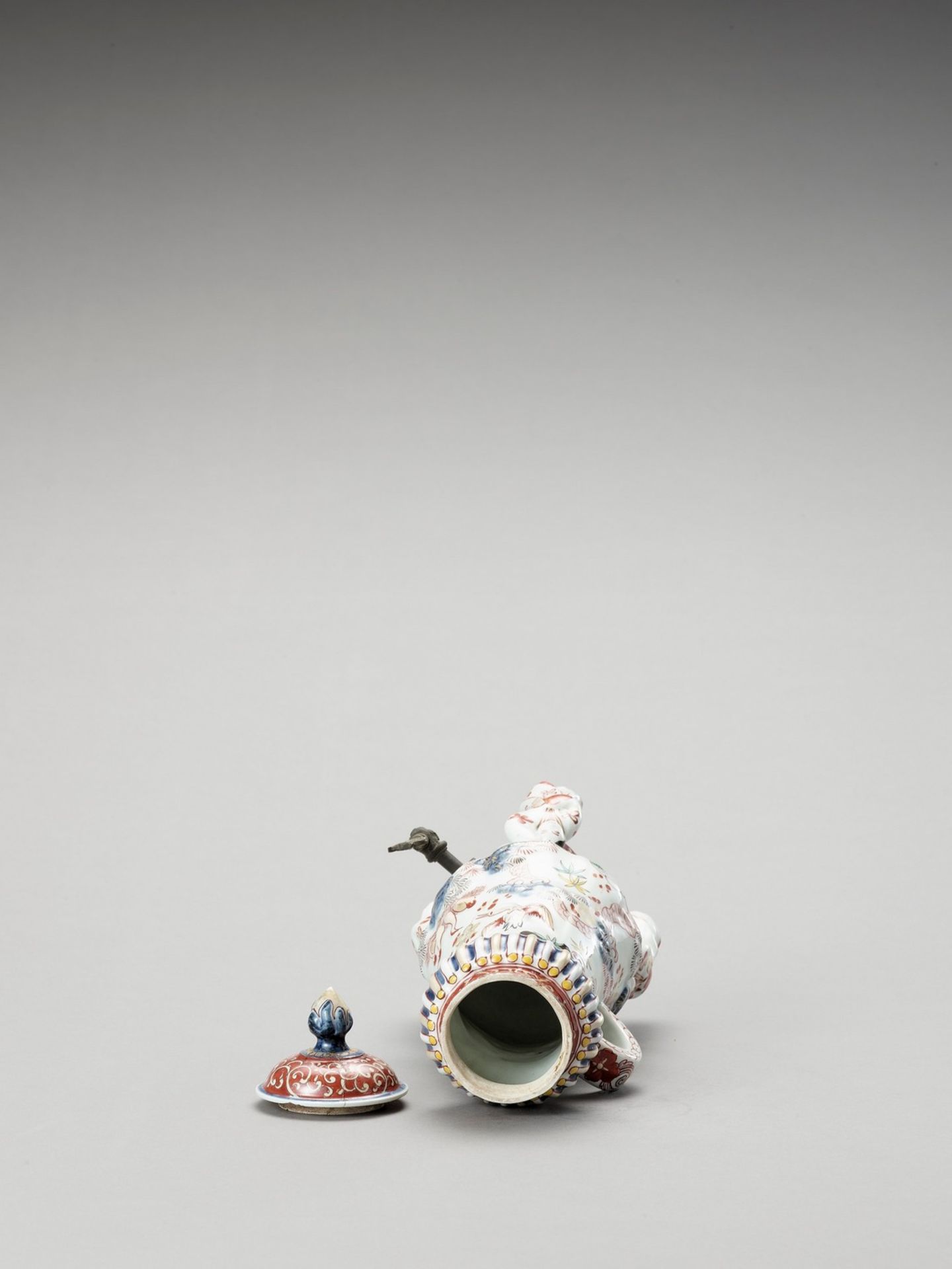 AN IMARI PORCELAIN COFFEE POT - Image 5 of 6