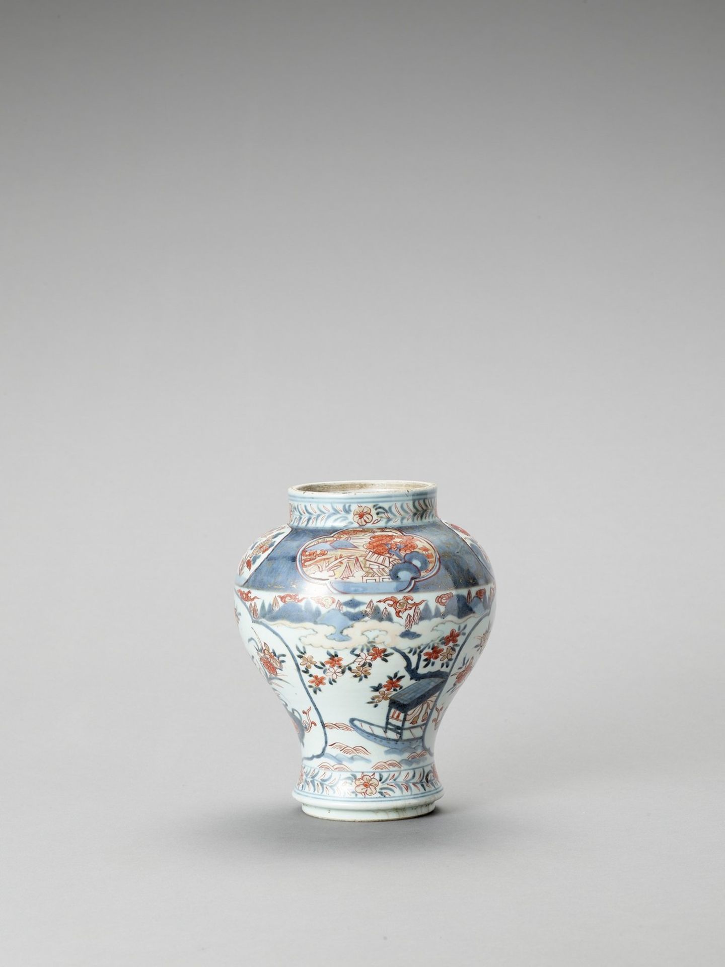 AN IMARI PORCELAIN VASE - Image 2 of 6