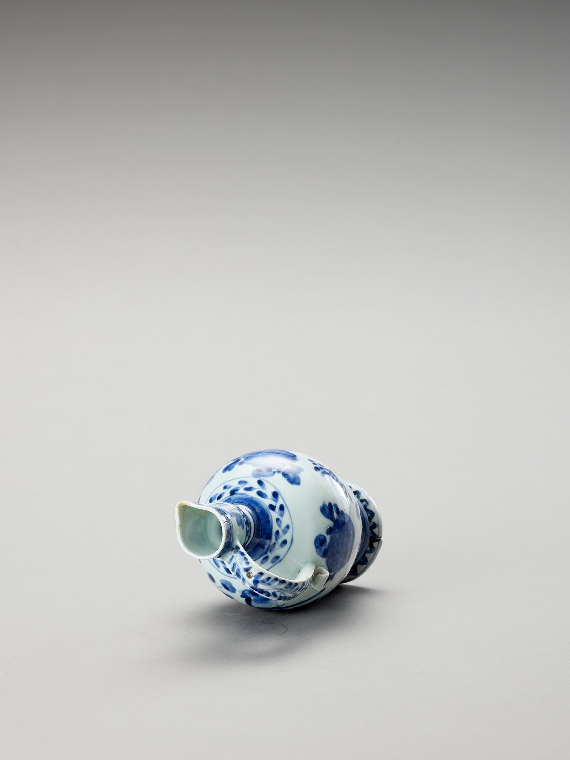 A BLUE AND WHITE PORCELAIN JUG - Image 6 of 7
