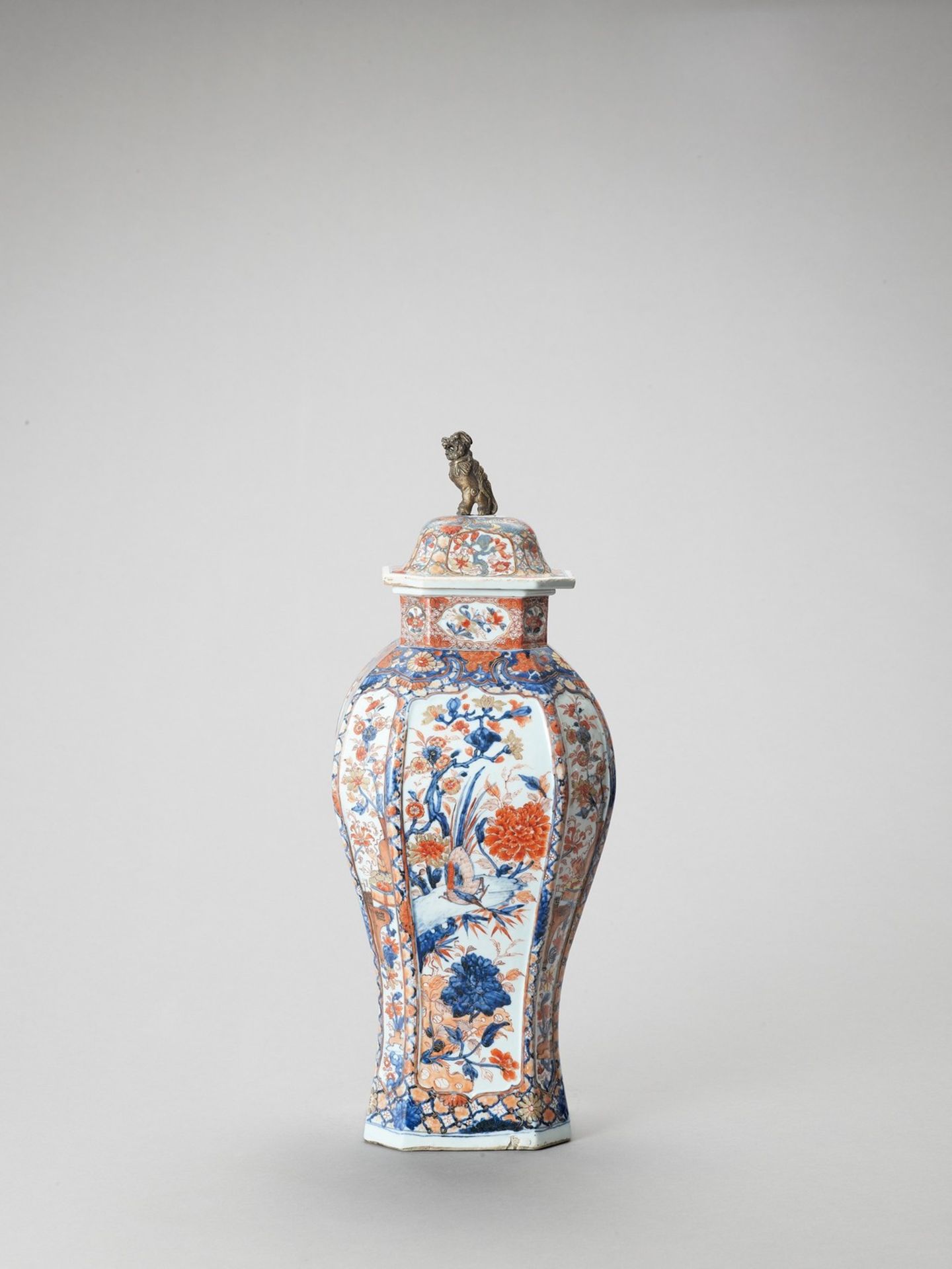 A LARGE OCTAGONAL IMARI PORCELAIN VASE AND COVER - Image 2 of 7