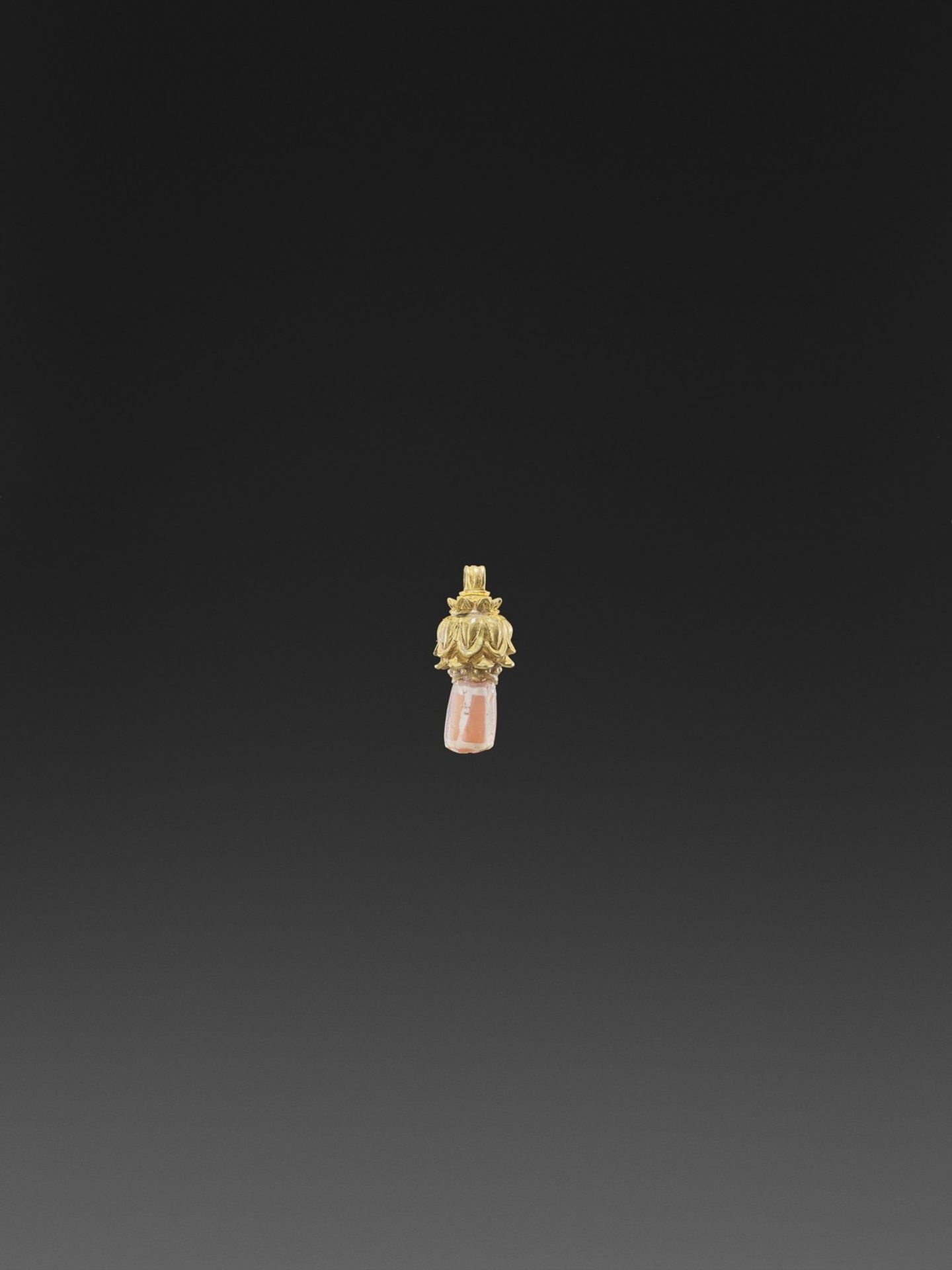 A PYU GOLD ‘LOTUS’ PENDANT WITH AGATE BEAD