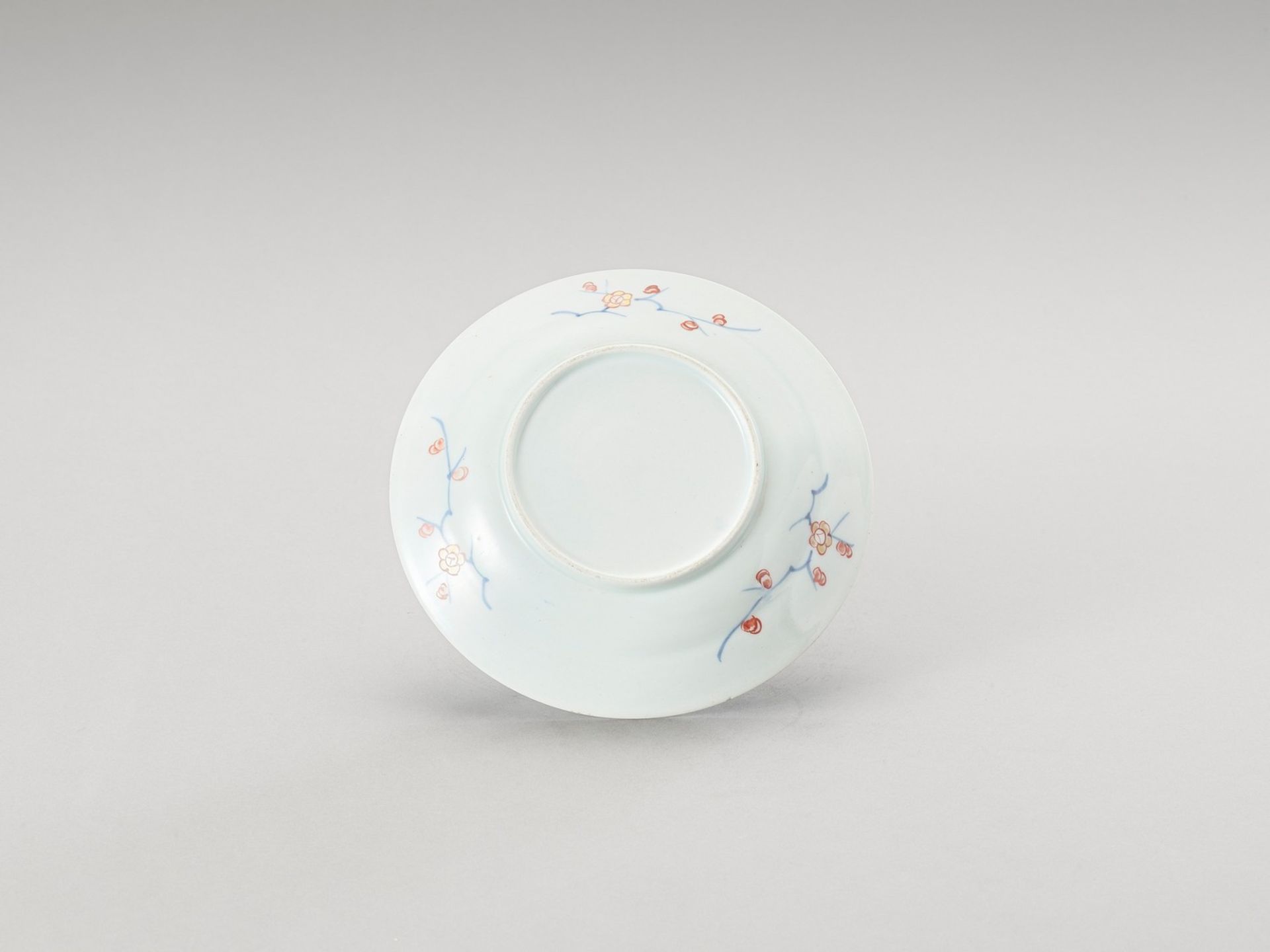 AN ENAMELED KAKIEMON PORCELAIN ‘FLORAL’ DISH - Bild 3 aus 4