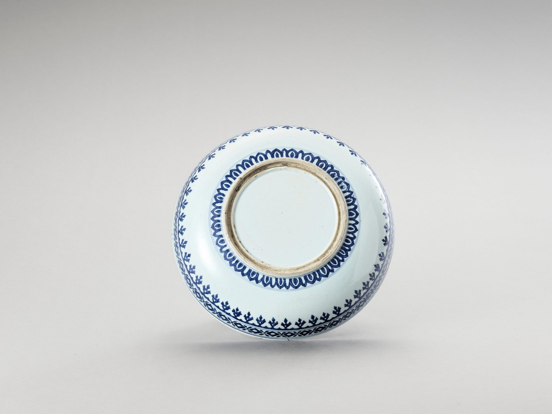 A BLUE AND WHITE PORCELAIN CHARGER - Image 3 of 4