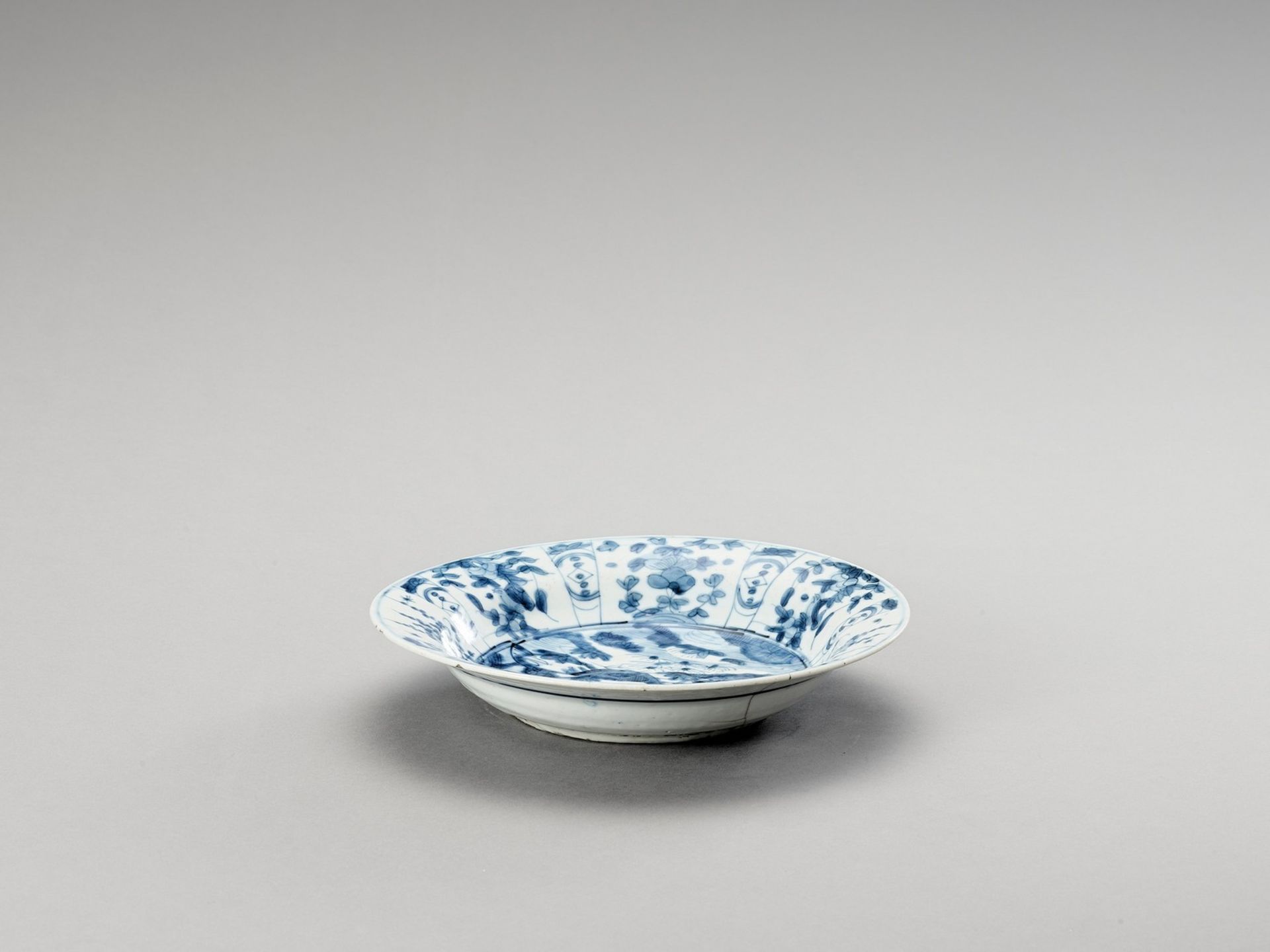 A DEEP ‘SWATOW’ BLUE AND WHITE PORCELAIN PLATE - Image 2 of 4