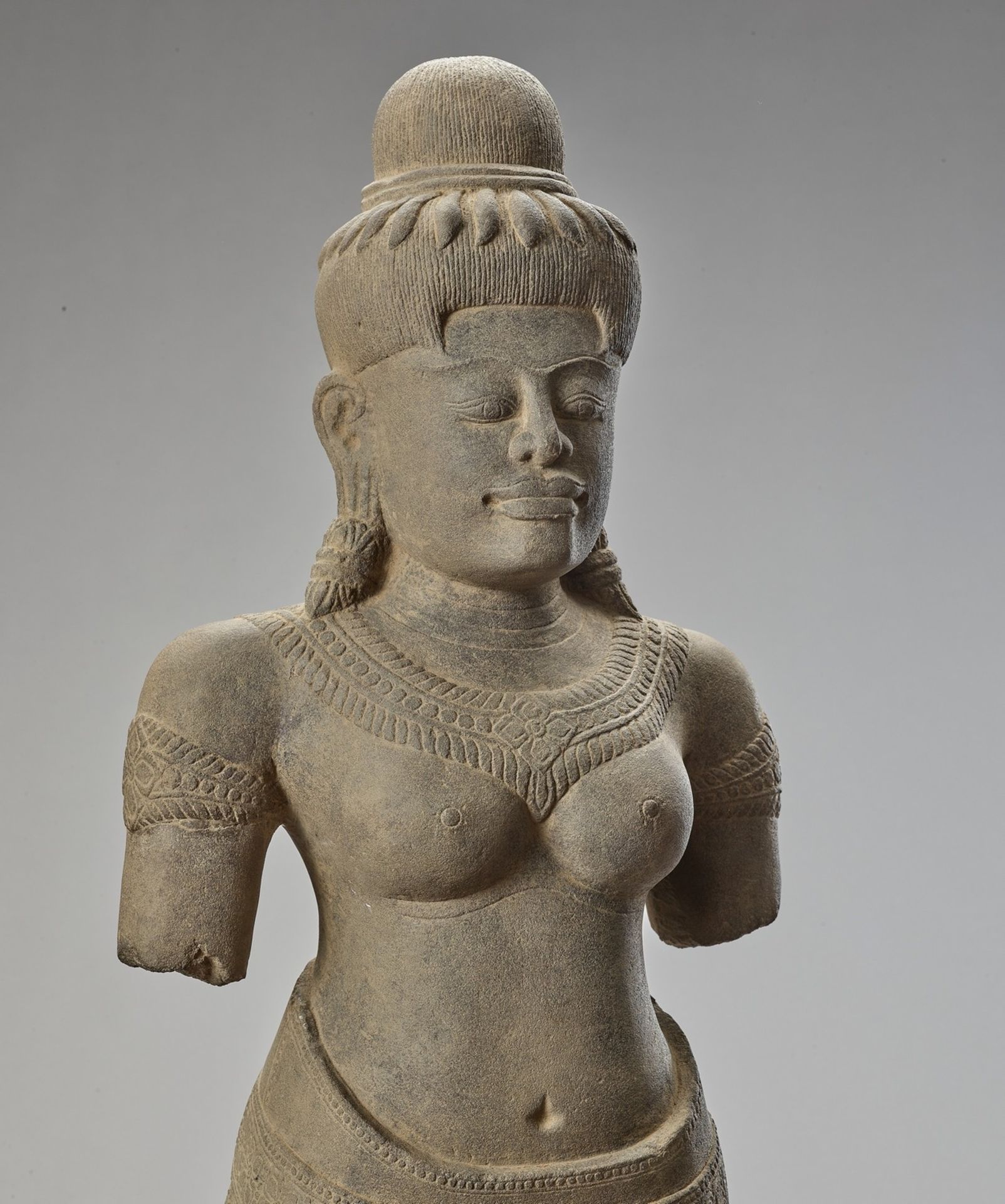 A KHMER STYLE SANDSTONE STATUE OF UMA - Image 6 of 7