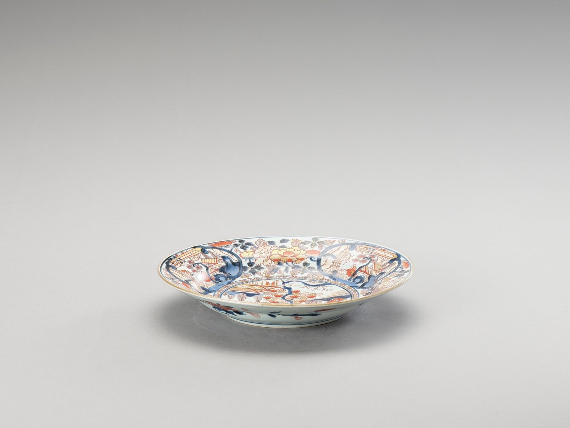 AN IMARI PORCELAIN DISH - Image 2 of 4