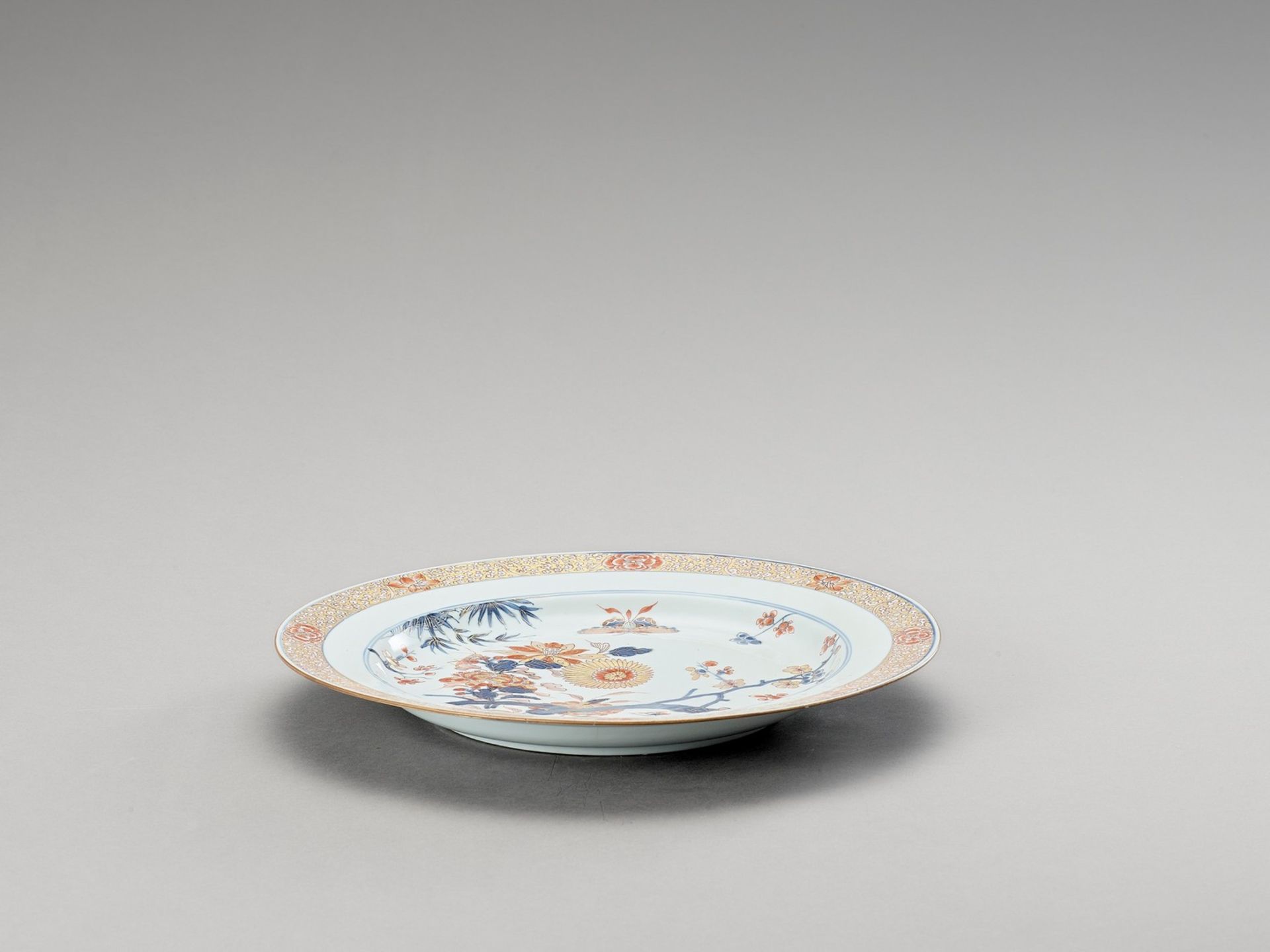 AN IMARI PORCELAIN PLATE - Image 4 of 4