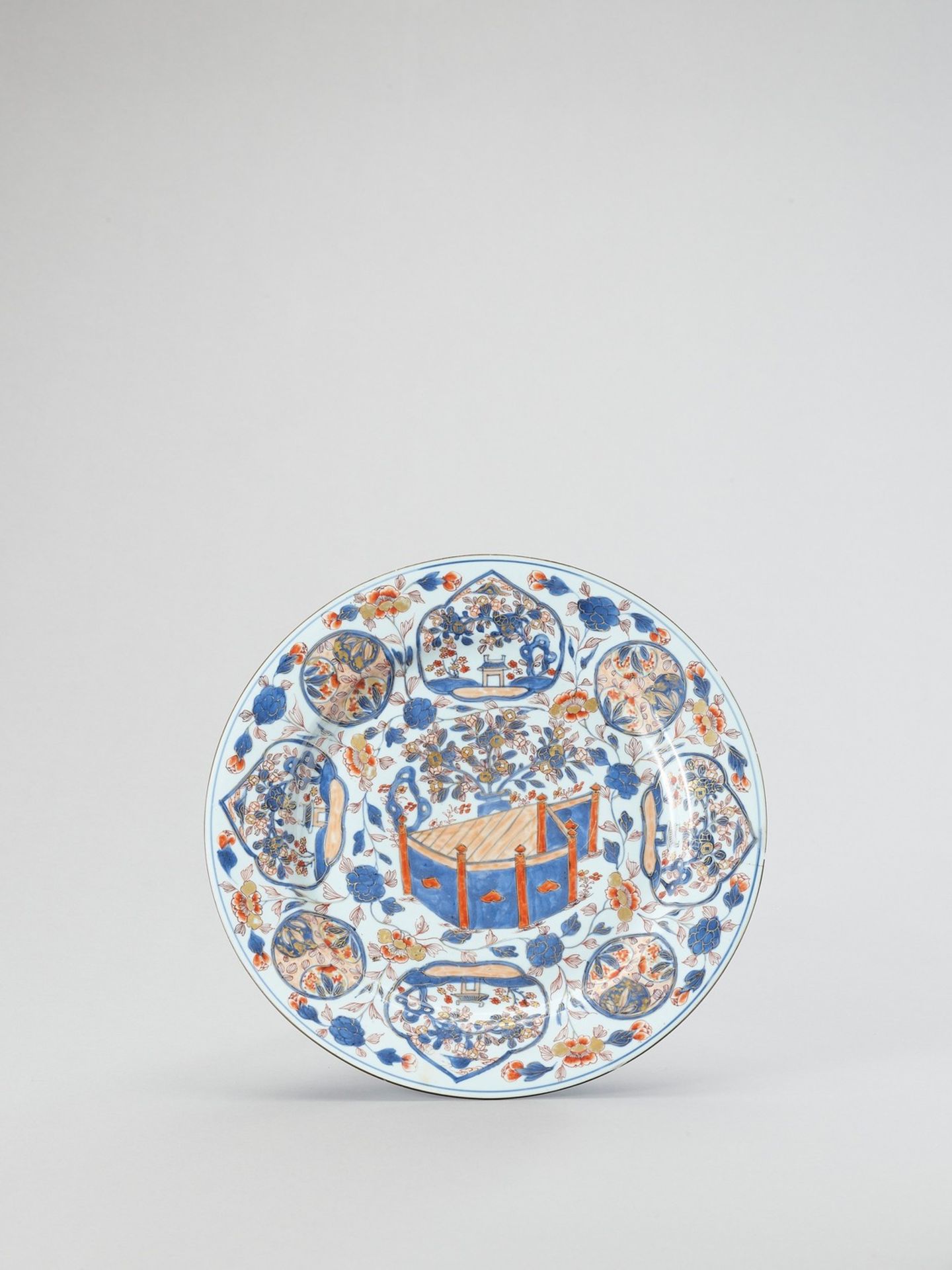 A LARGE IMARI PORCELAIN PLATE