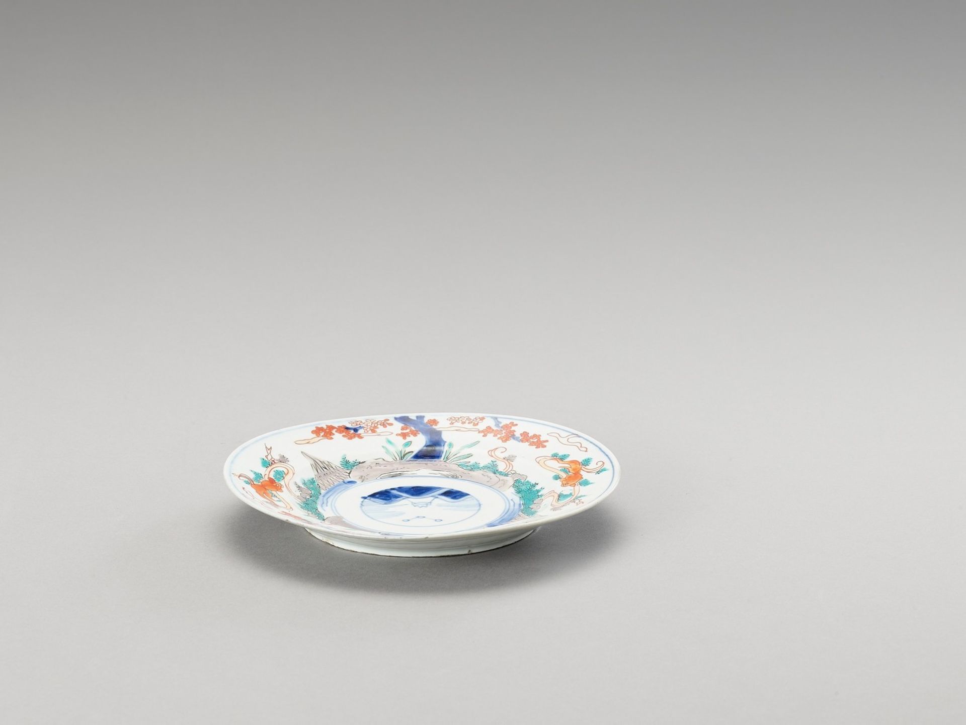 AN ENAMELED KAKIEMON PORCELAIN DISH - Bild 2 aus 4