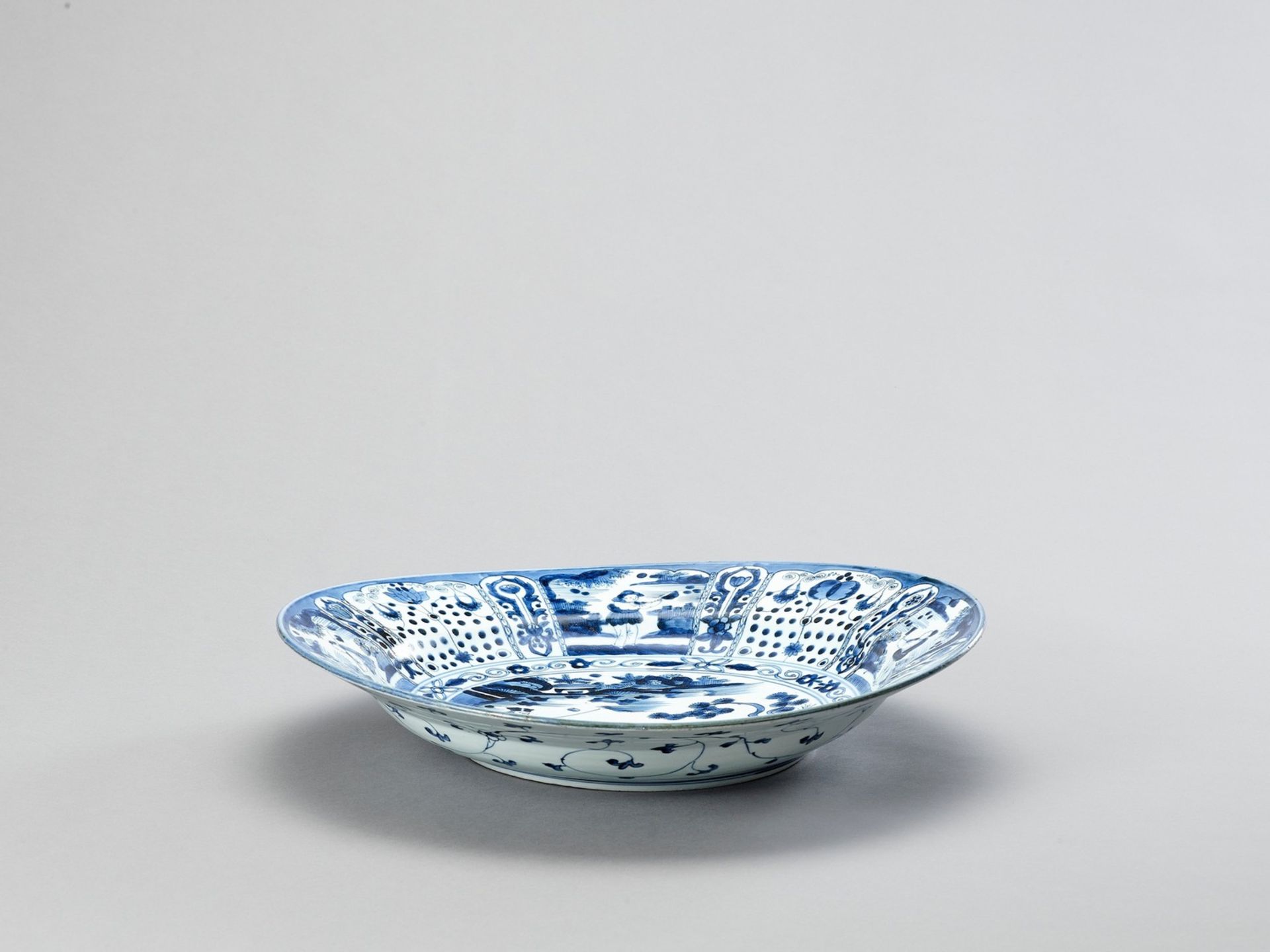 A LARGE BLUE AND WHITE PORCELAIN CHARGER - Image 4 of 5