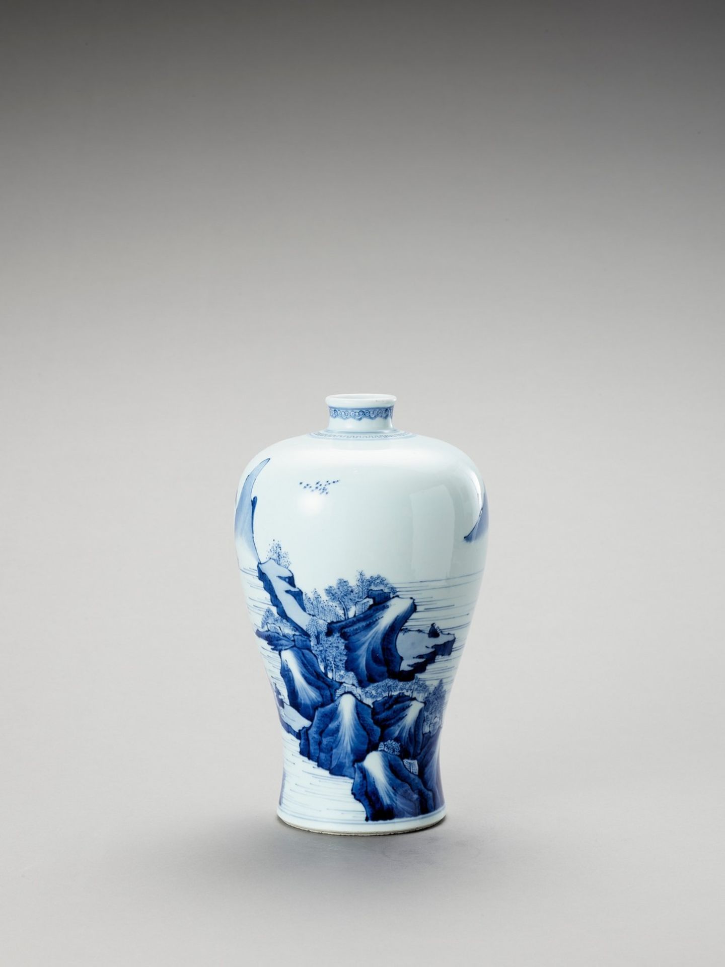 A ‘FIGURAL’ BLUE AND WHITE PORCELAIN VASE - Image 4 of 7