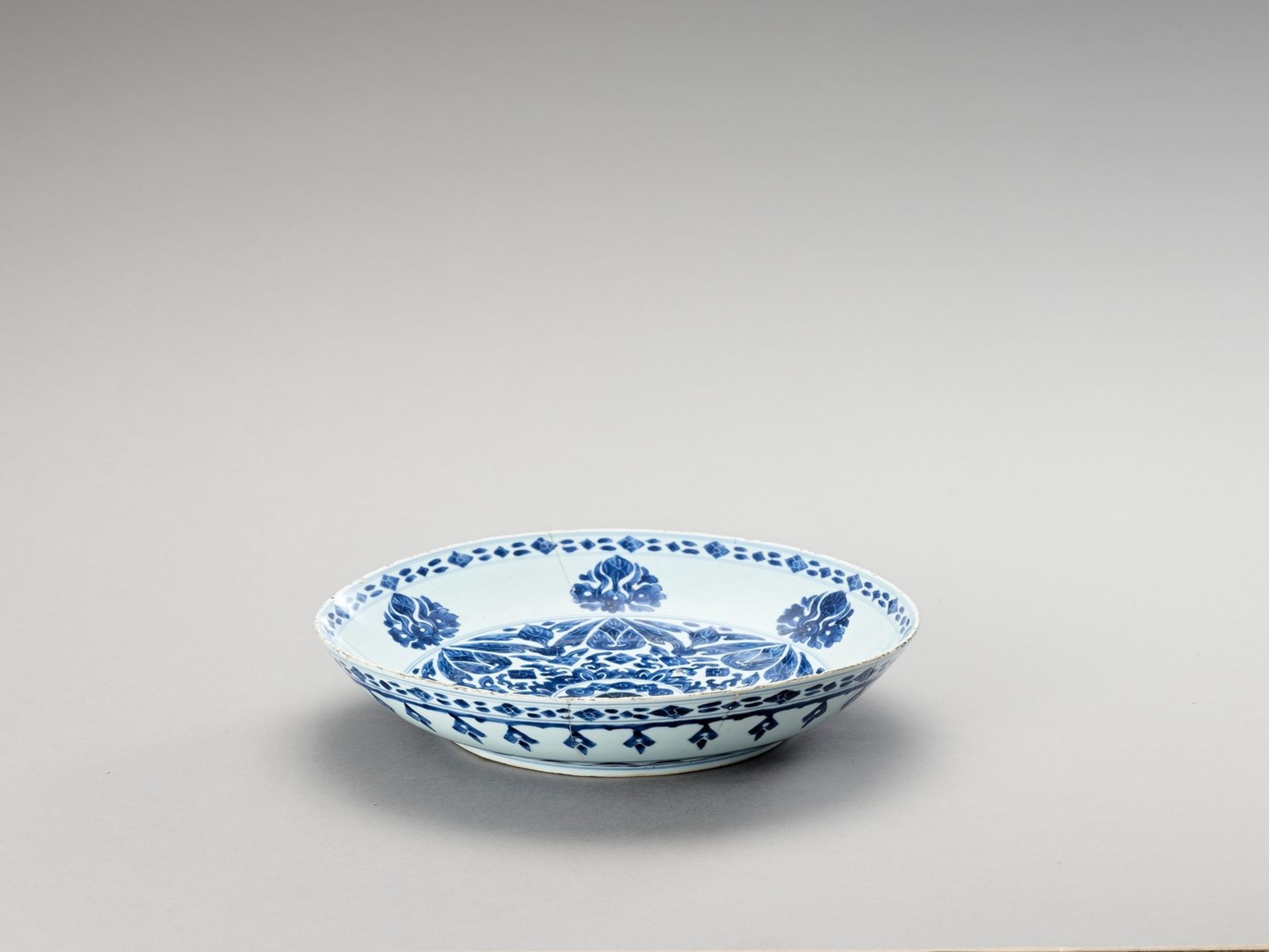 A LARGE BLUE AND WHITE PORCELAIN CHARGER - Image 4 of 4