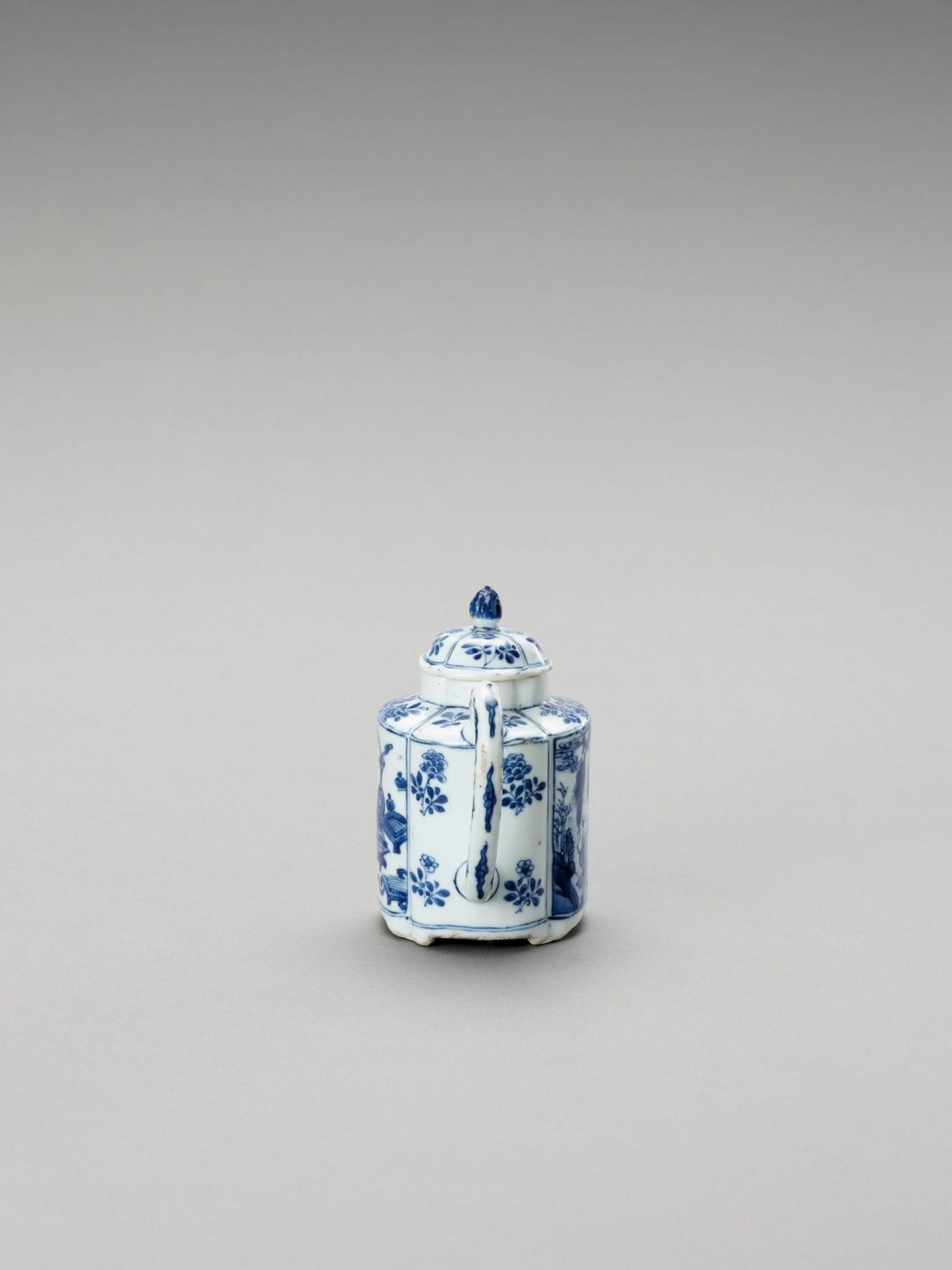 A LOBED BLUE AND WHITE PORCELAIN TEAPOT - Image 4 of 6