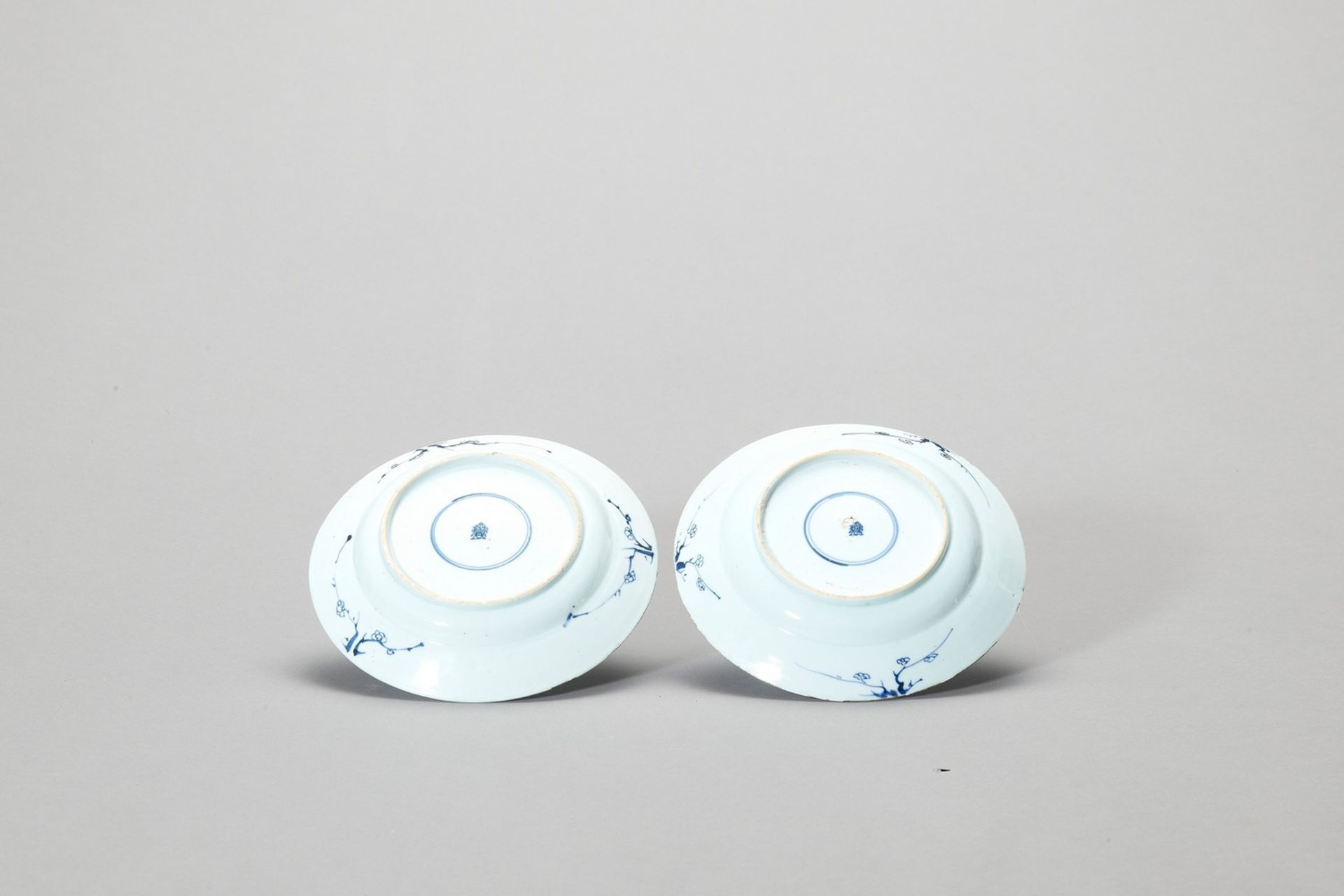 A PAIR OF ‘FLORAL SCROLL’ BLUE AND WHITE PORCELAIN DISHES - Image 3 of 4