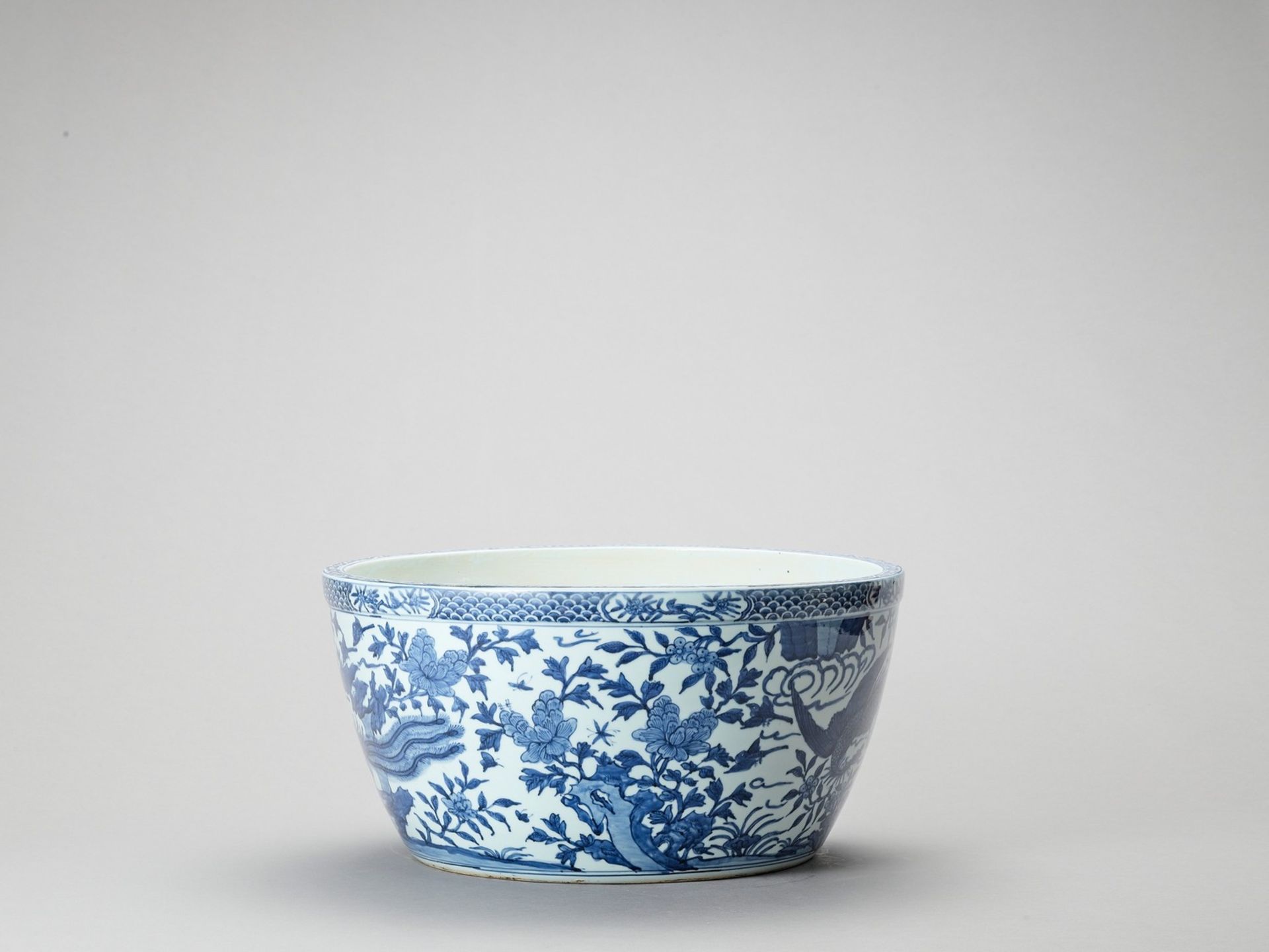 A LARGE BLUE AND WHITE PORCELAIN FISHBOWL - Image 5 of 7