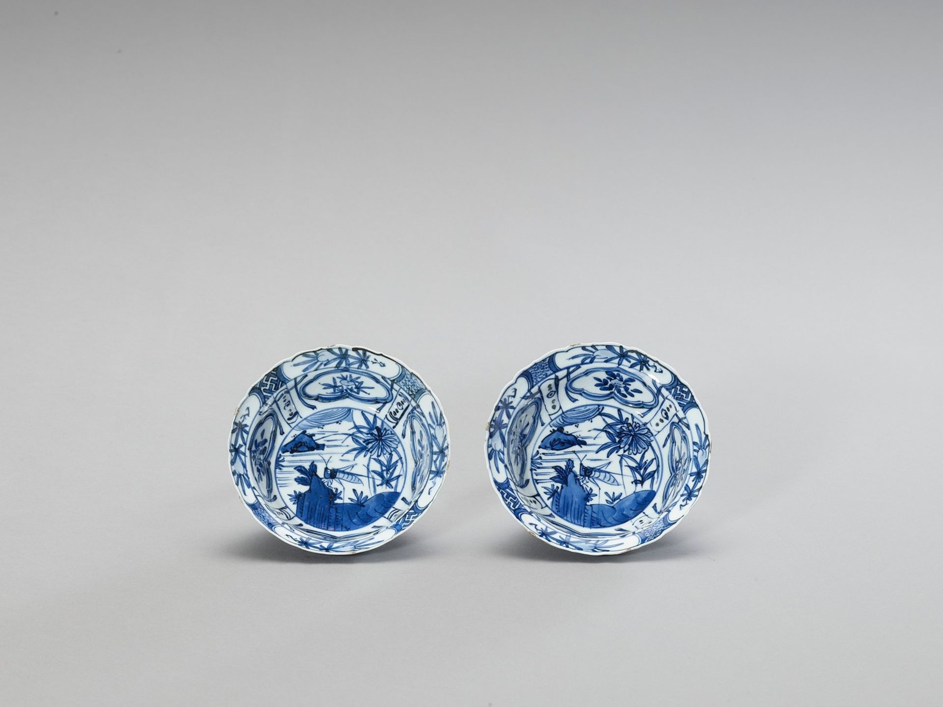 A PAIR OF BLUE AND WHITE ‘KRAAK’ STYLE PORCELAIN BOWLS