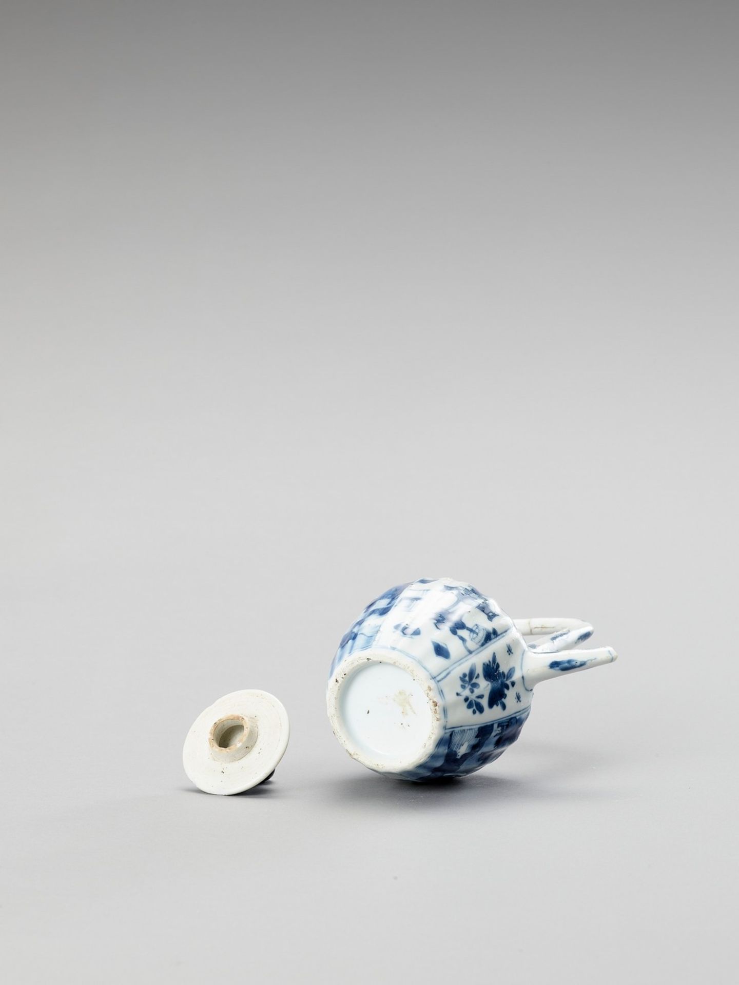 A BLUE AND WHITE PORCELAIN TEAPOT - Image 6 of 6