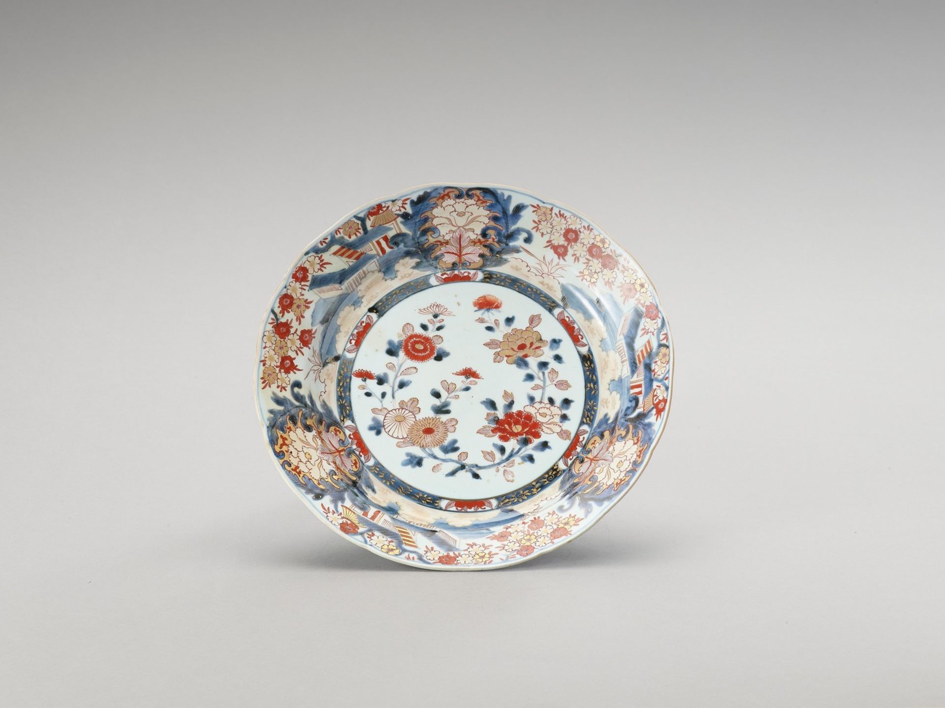 A LARGE IMARI PORCELAIN DISH