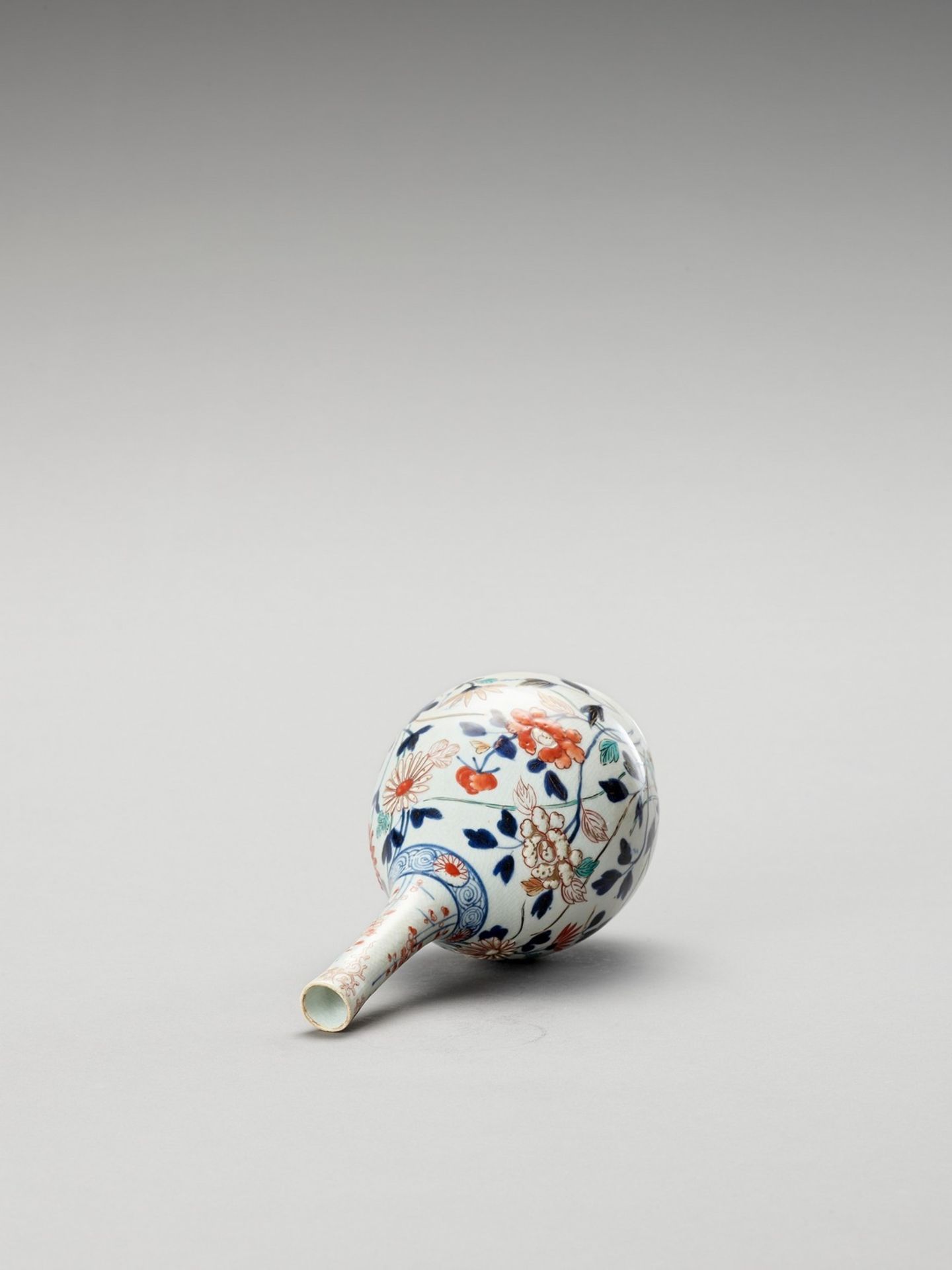 A SMALL IMARI PORCELAIN VASE - Image 5 of 6