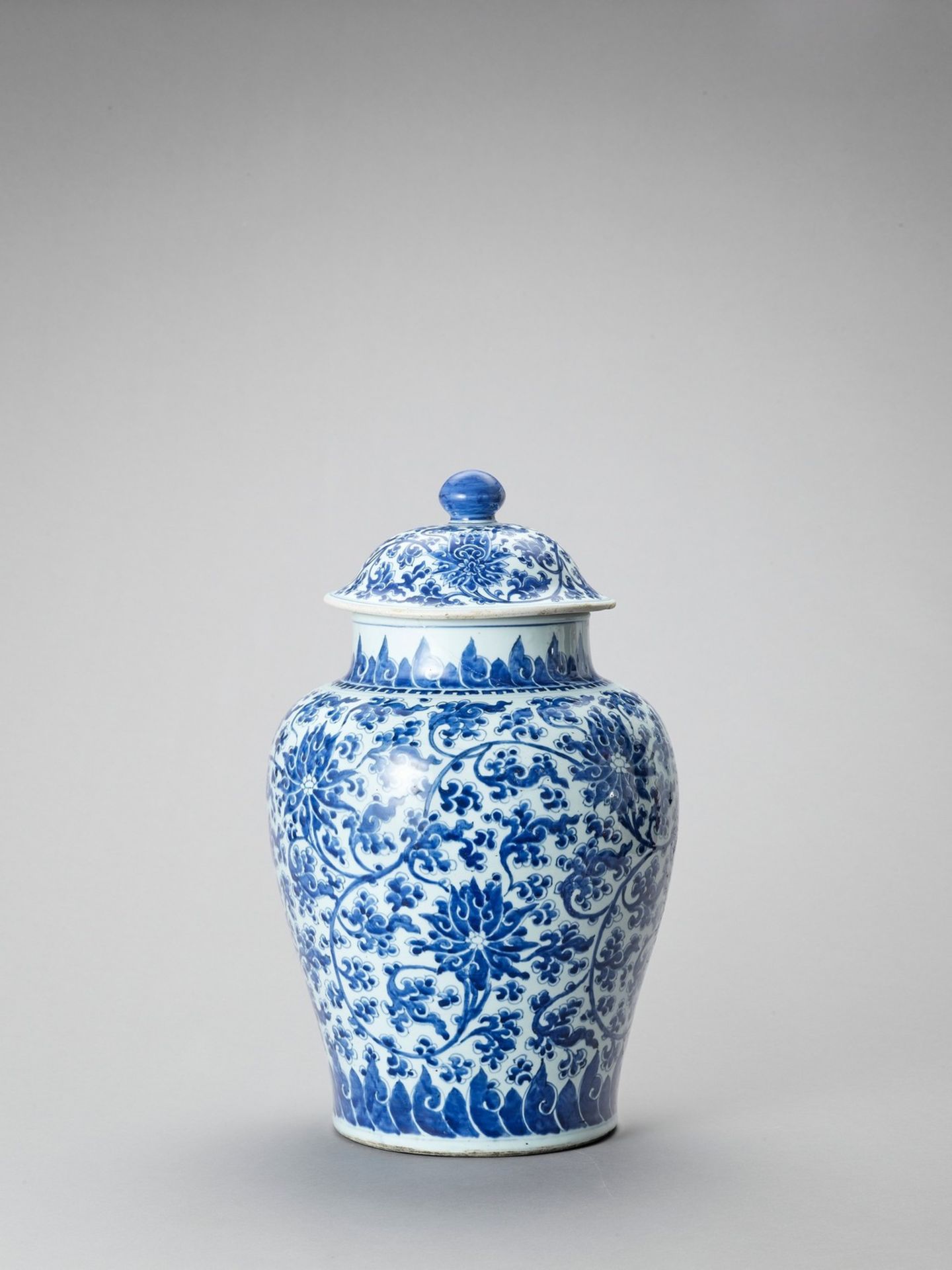 A LARGE BLUE AND WHITE PORCELAIN BALUSTER VASE AND COVER