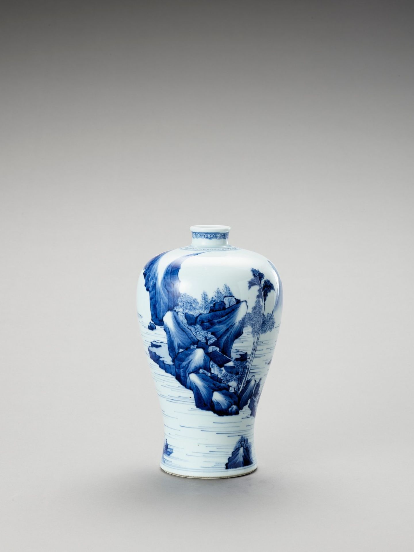 A ‘FIGURAL’ BLUE AND WHITE PORCELAIN VASE - Image 2 of 7