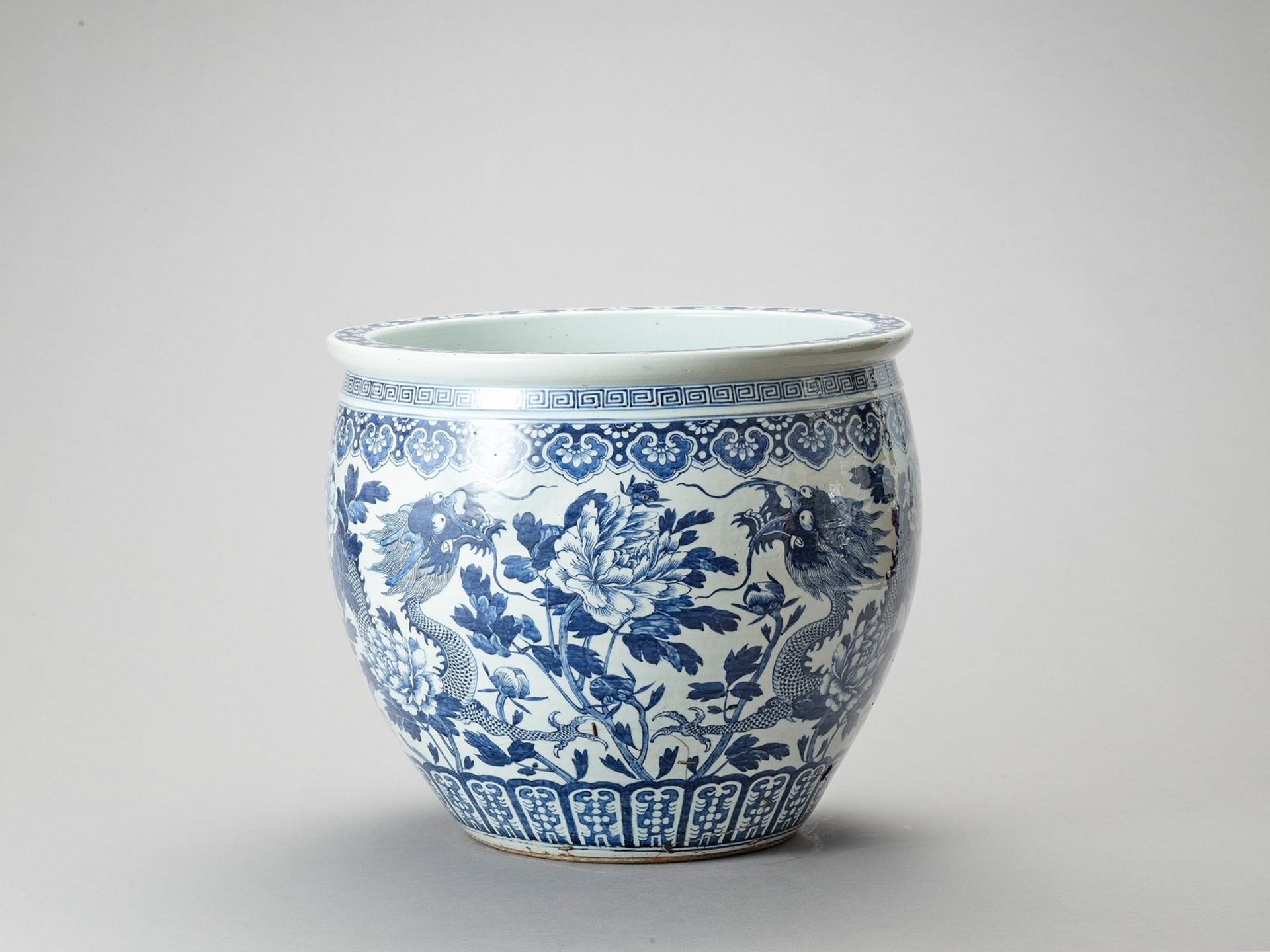 A LARGE BLUE AND WHITE PORCELAIN ‘DRAGON’ FISHBOWL - Image 2 of 7