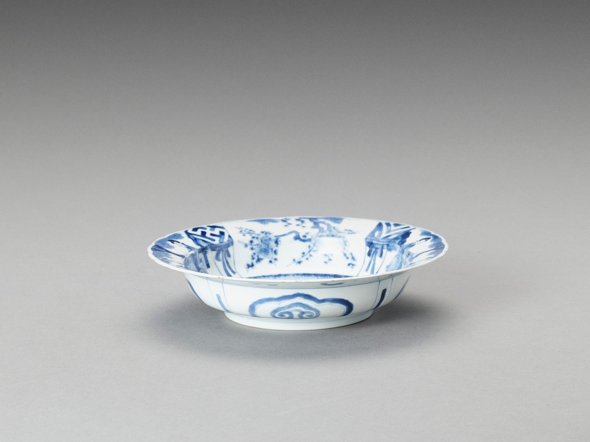 A LOBED BLUE AND WHITE PORCELAIN BOWL - Image 2 of 4