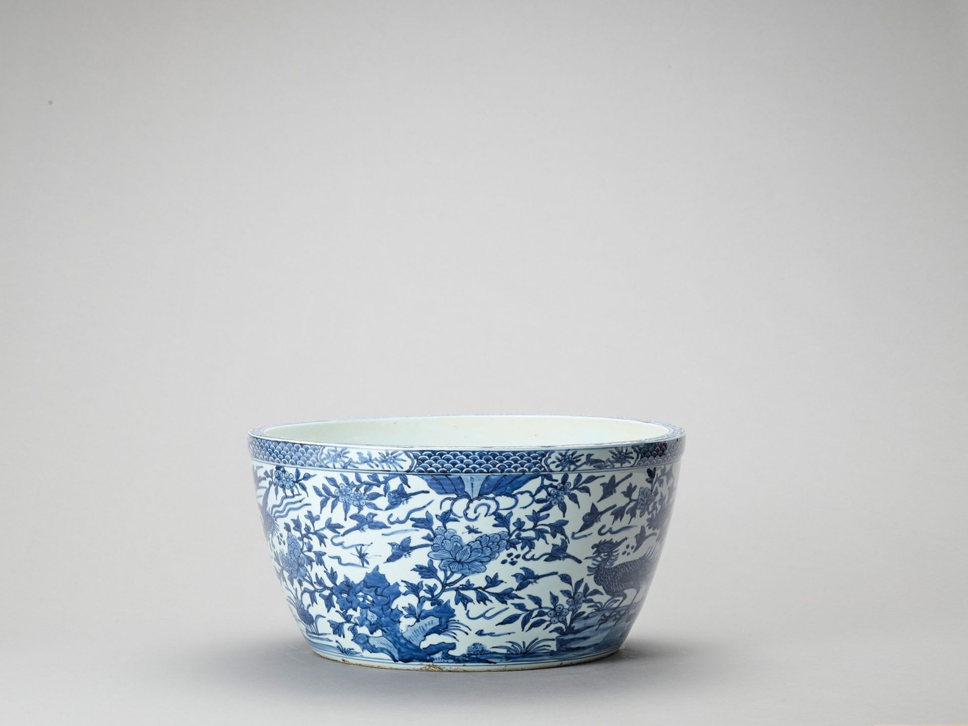 A LARGE BLUE AND WHITE PORCELAIN FISHBOWL - Image 4 of 7