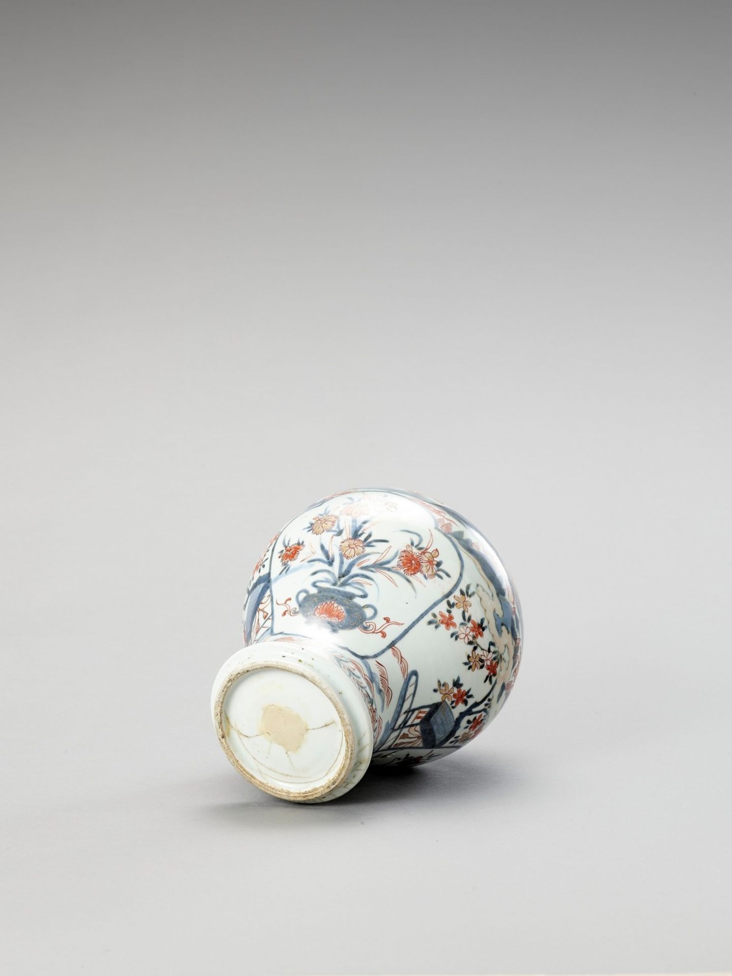 AN IMARI PORCELAIN VASE - Image 5 of 6