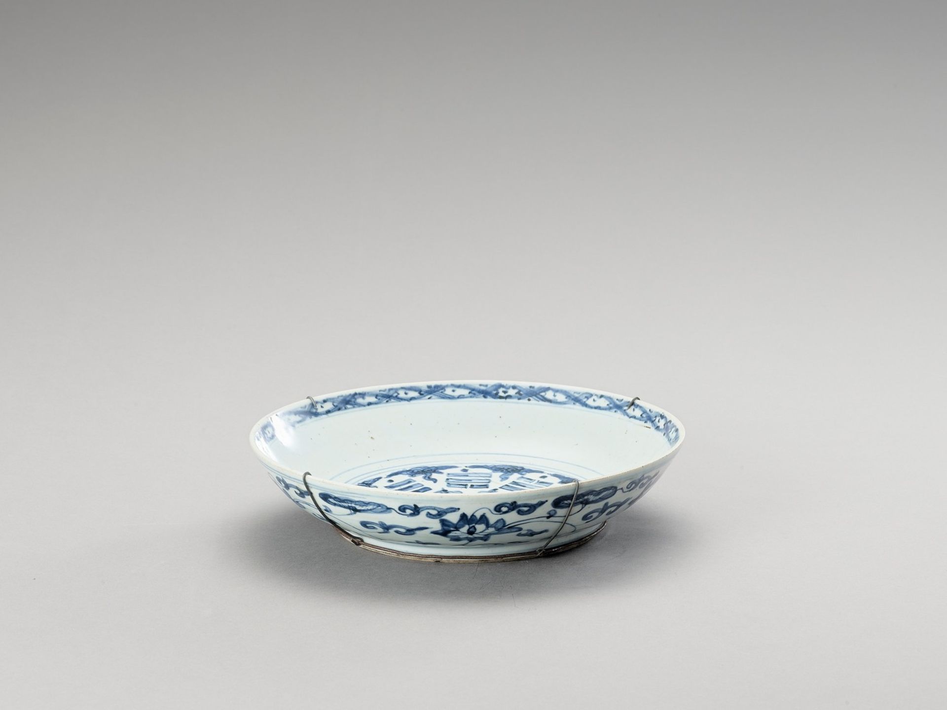 A DEEP ‘SWATOW’ BLUE AND WHITE PORCELAIN PLATE - Image 4 of 4