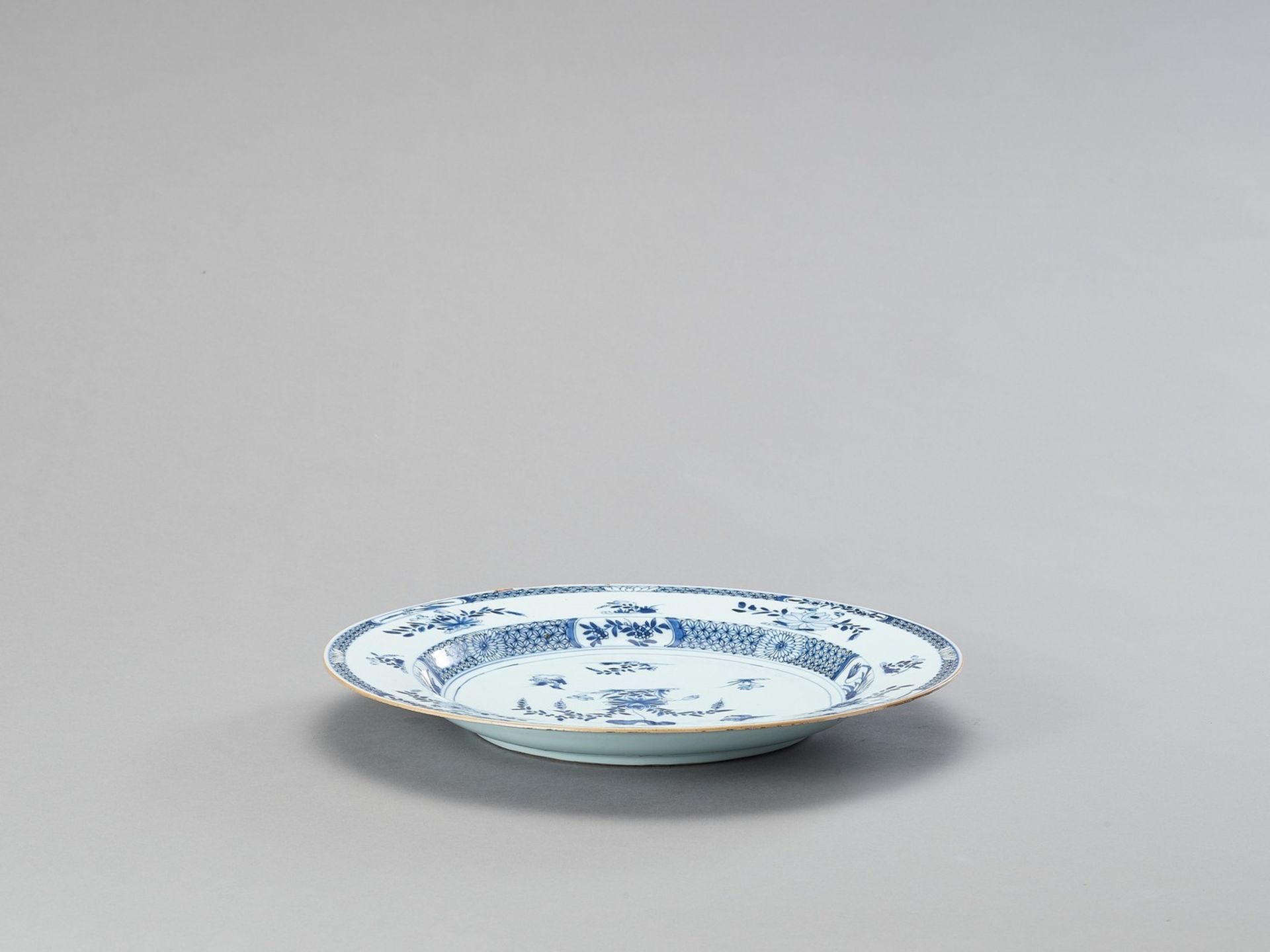 A PAIR OF LARGE BLUE AND WHITE PORCELAIN PLATES - Image 3 of 7