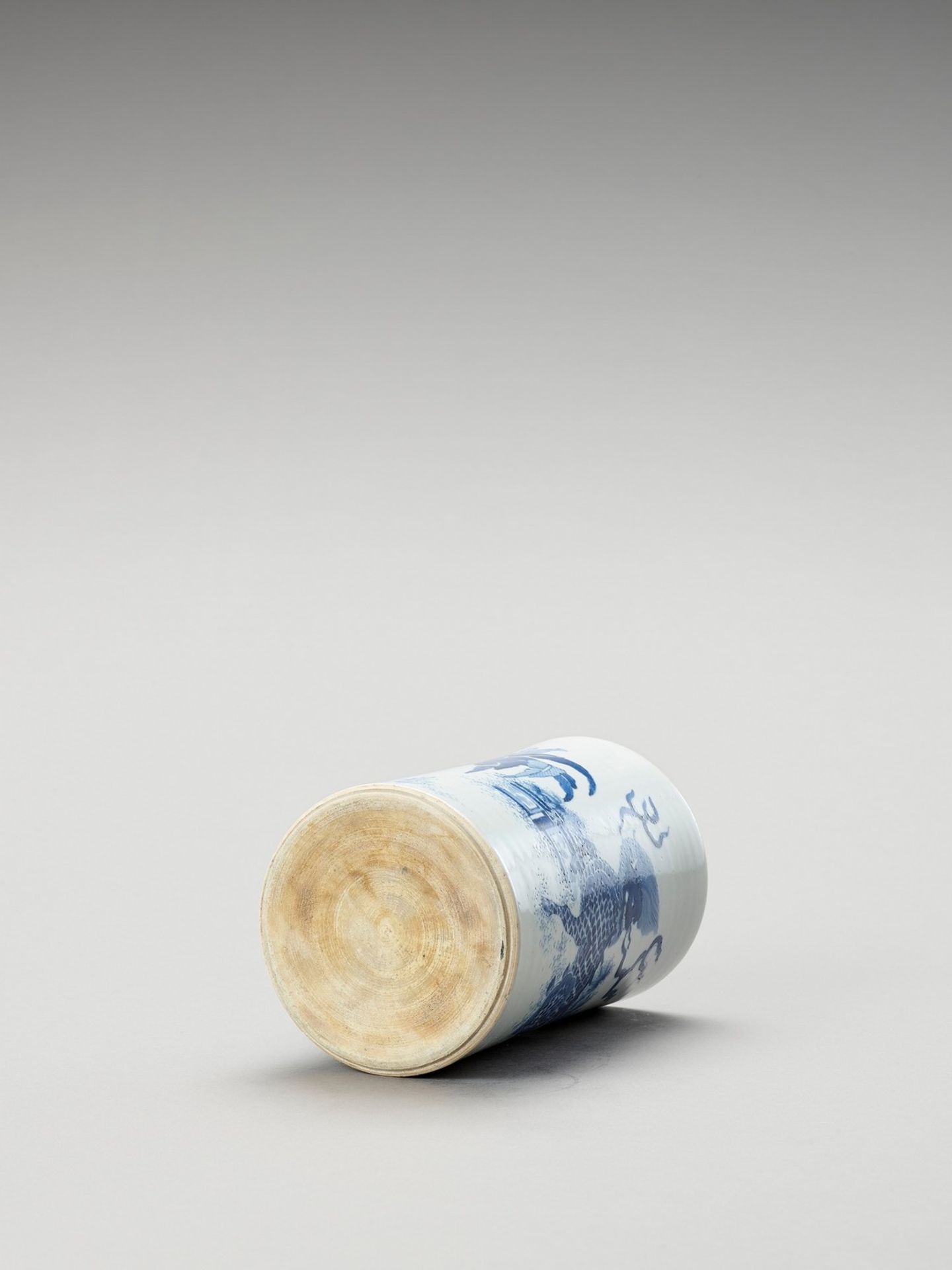 A BLUE AND WHITE PORCELAIN BRUSHPOT - Image 6 of 6