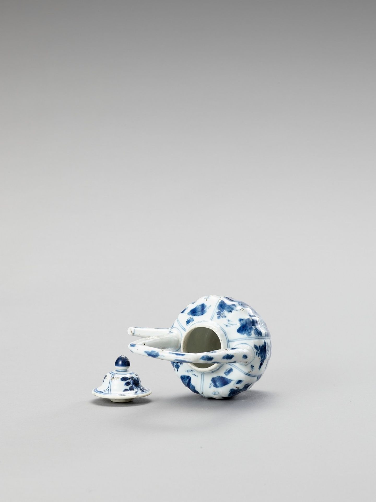 A BLUE AND WHITE PORCELAIN TEAPOT - Image 5 of 6