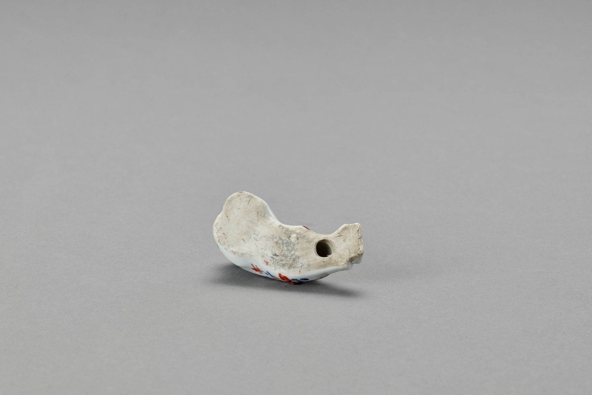 AN IMARI PORCELAIN ‘KARAKO’ WHISTLE - Bild 5 aus 5