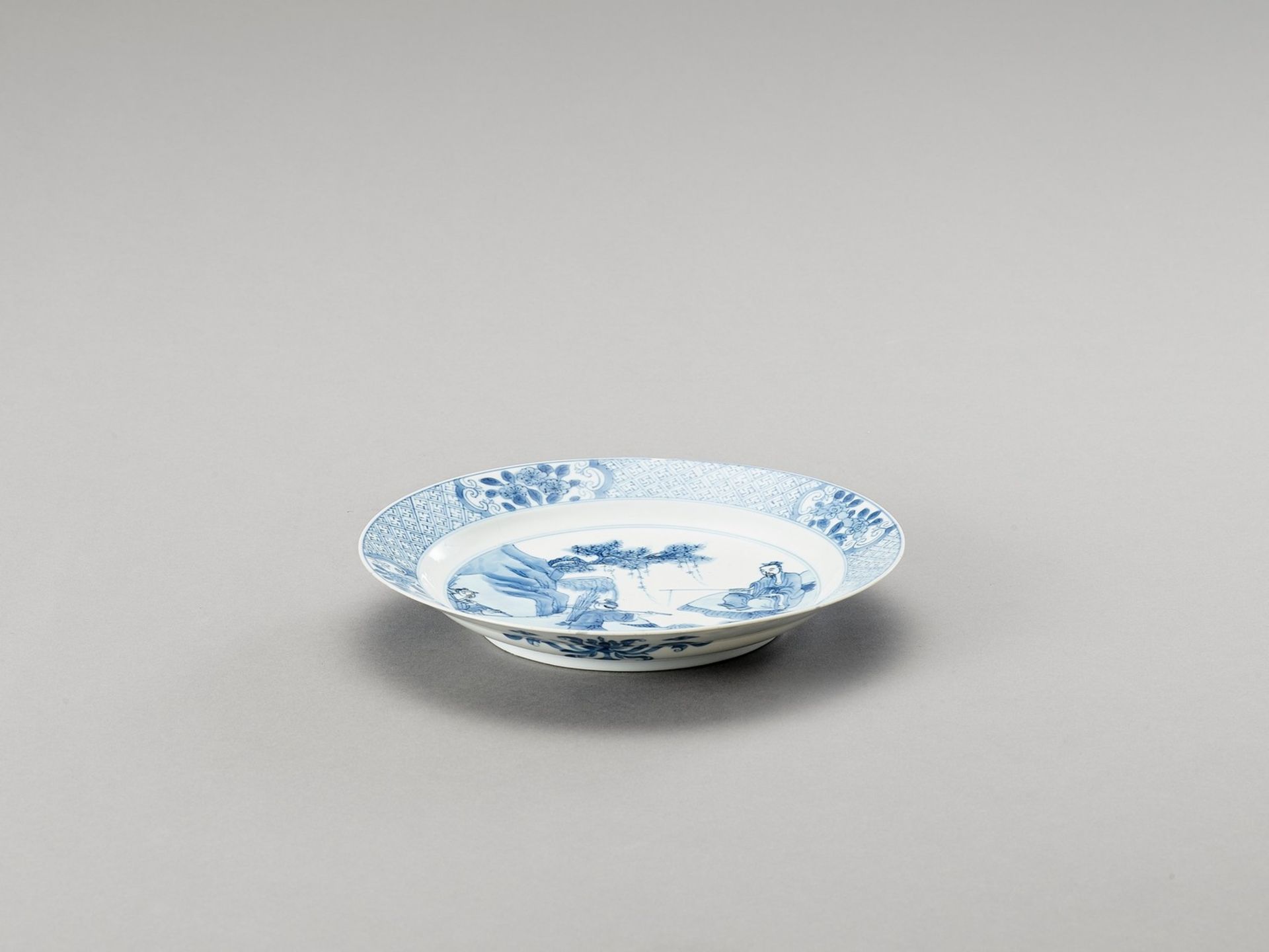 A BLUE AND WHITE PORCELAIN DISH - Image 4 of 4