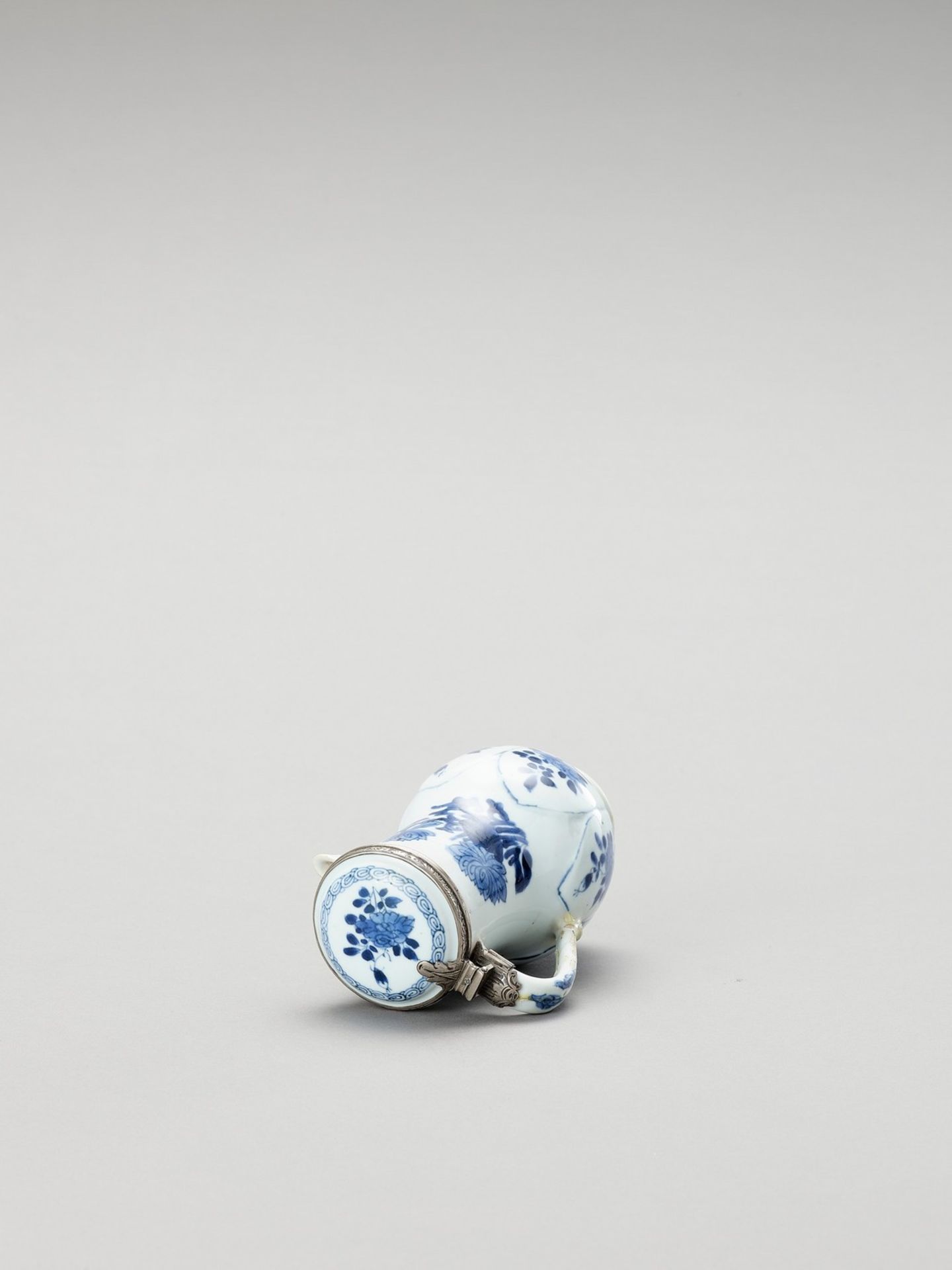 A SILVER-MOUNTED BLUE AND WHITE PORCELAIN JUG - Image 5 of 7