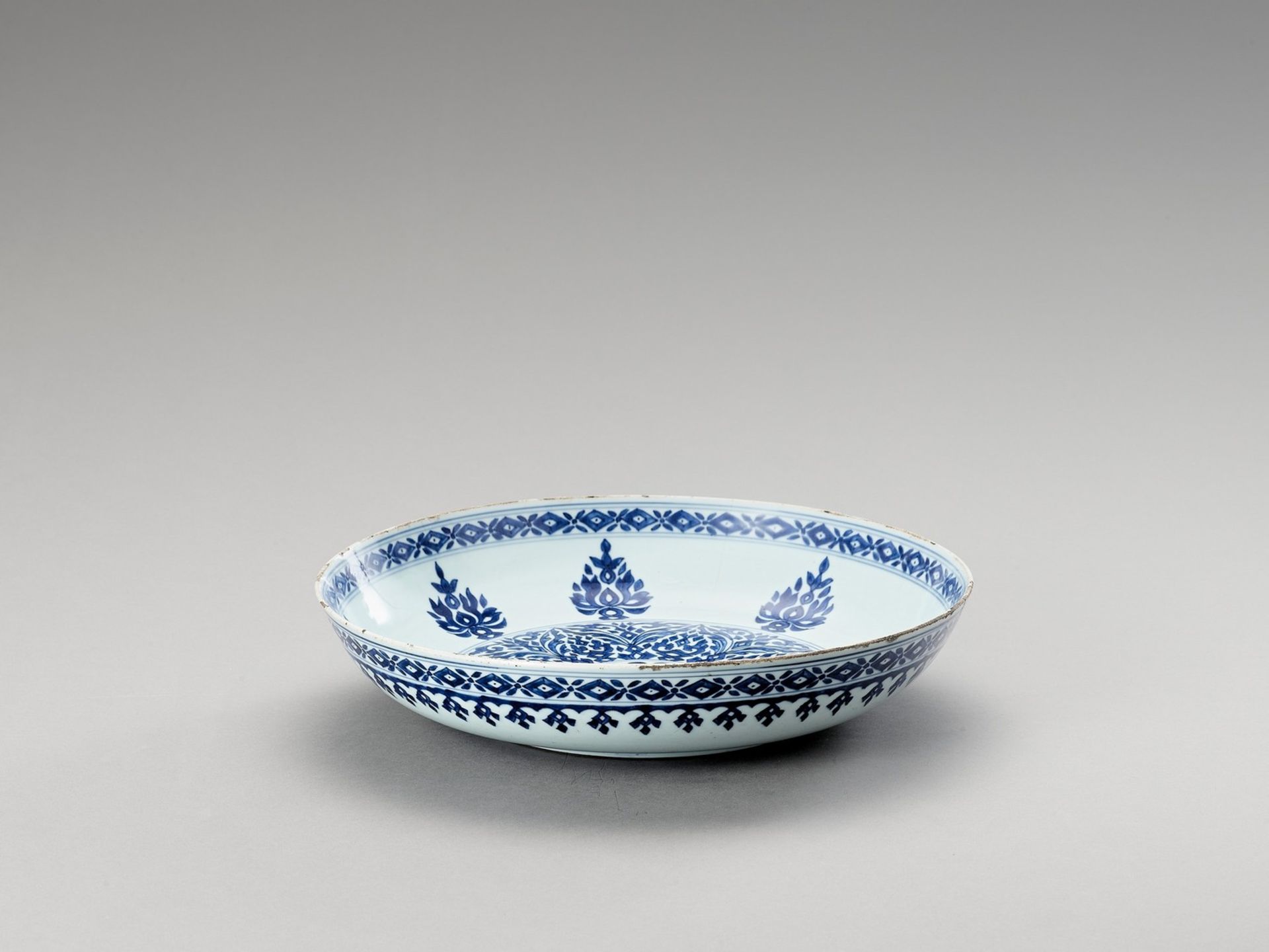 A BLUE AND WHITE PORCELAIN CHARGER - Image 4 of 4