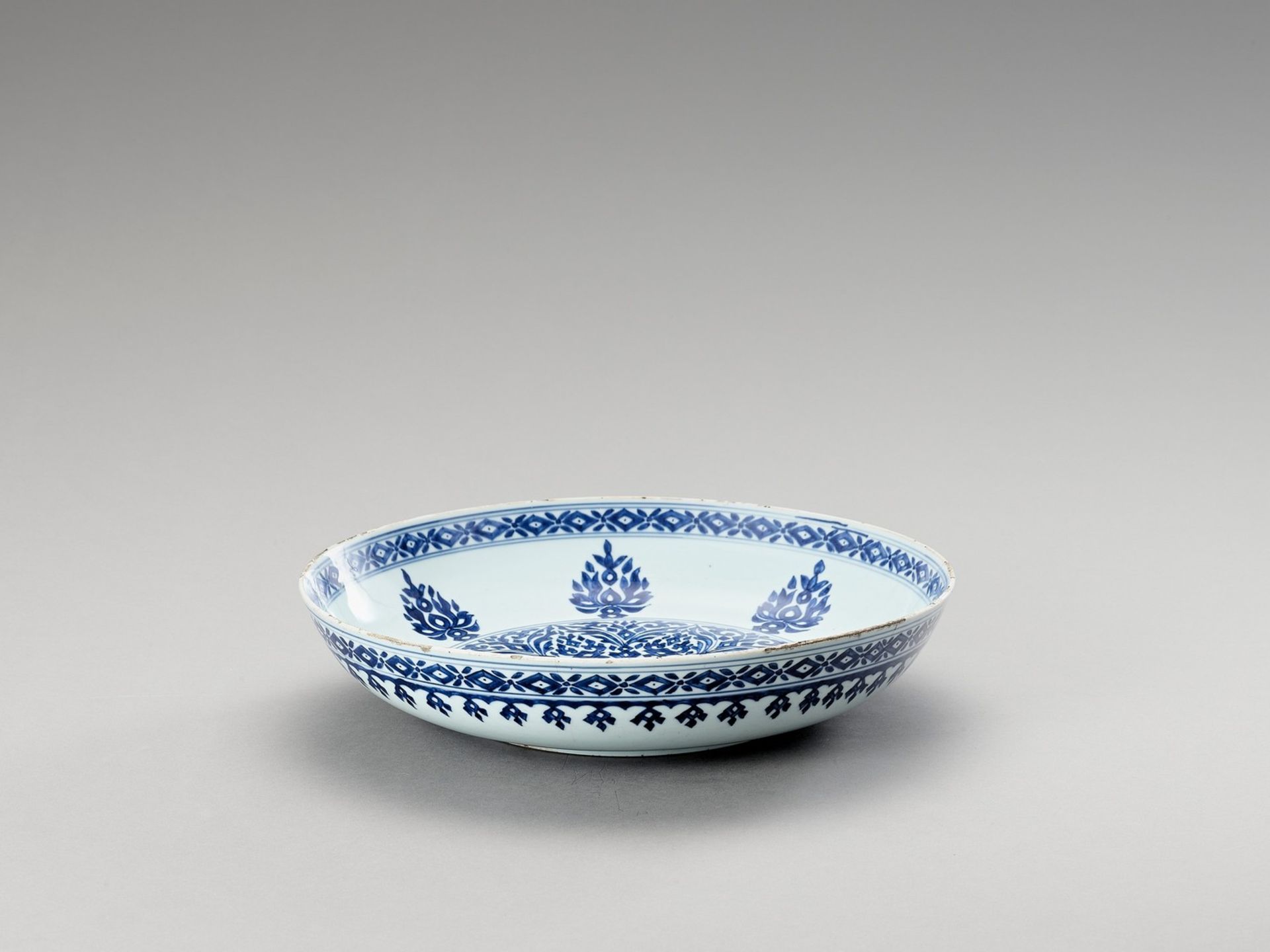 A BLUE AND WHITE PORCELAIN CHARGER - Image 2 of 4