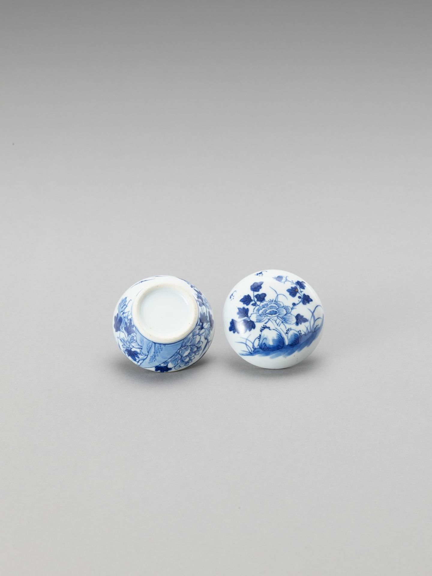 A SMALL BLUE AND WHITE PORCELAIN BOX AND COVER - Image 5 of 5