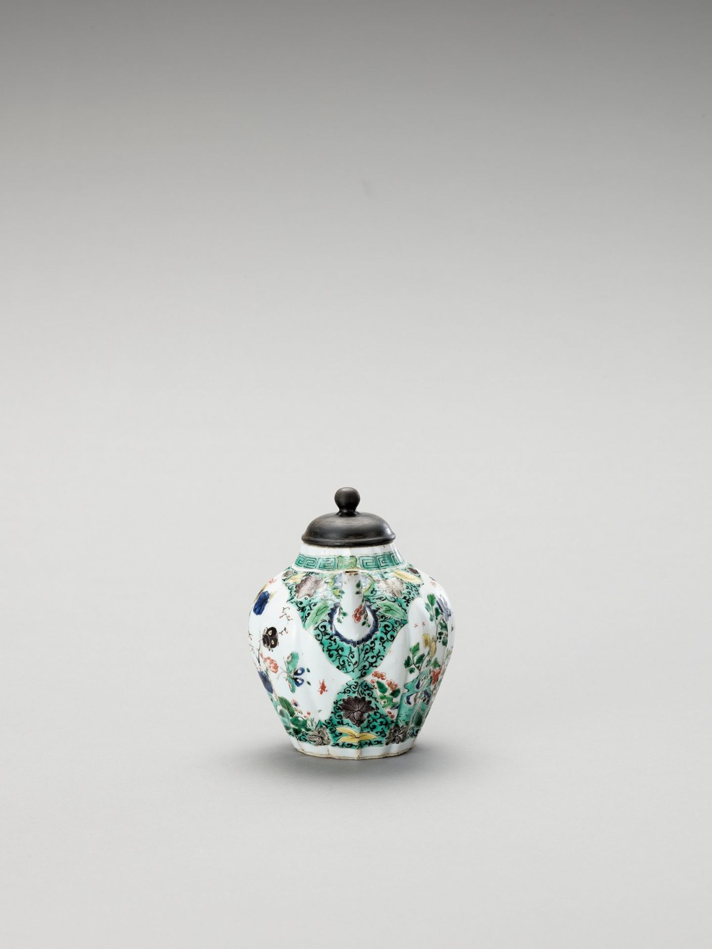 A FAMILLE VERTE TEAPOT AND COVER - Image 4 of 6