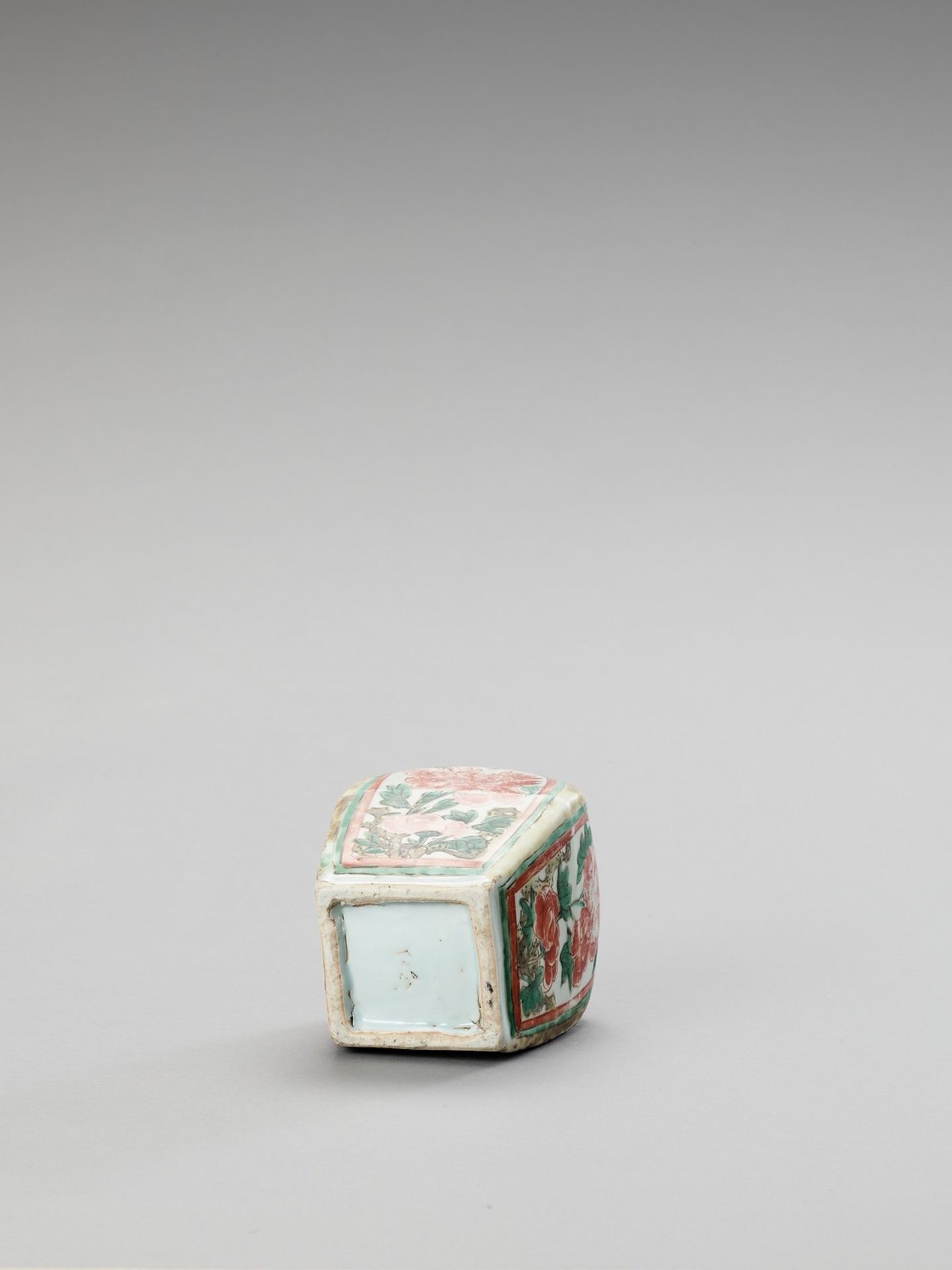 A SMALL FAMILLE VERTE VASE - Image 5 of 5