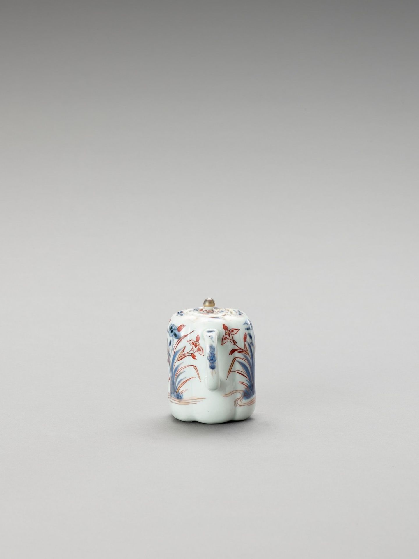 AN IMARI PORCELAIN TEAPOT WITH COVER - Image 4 of 6