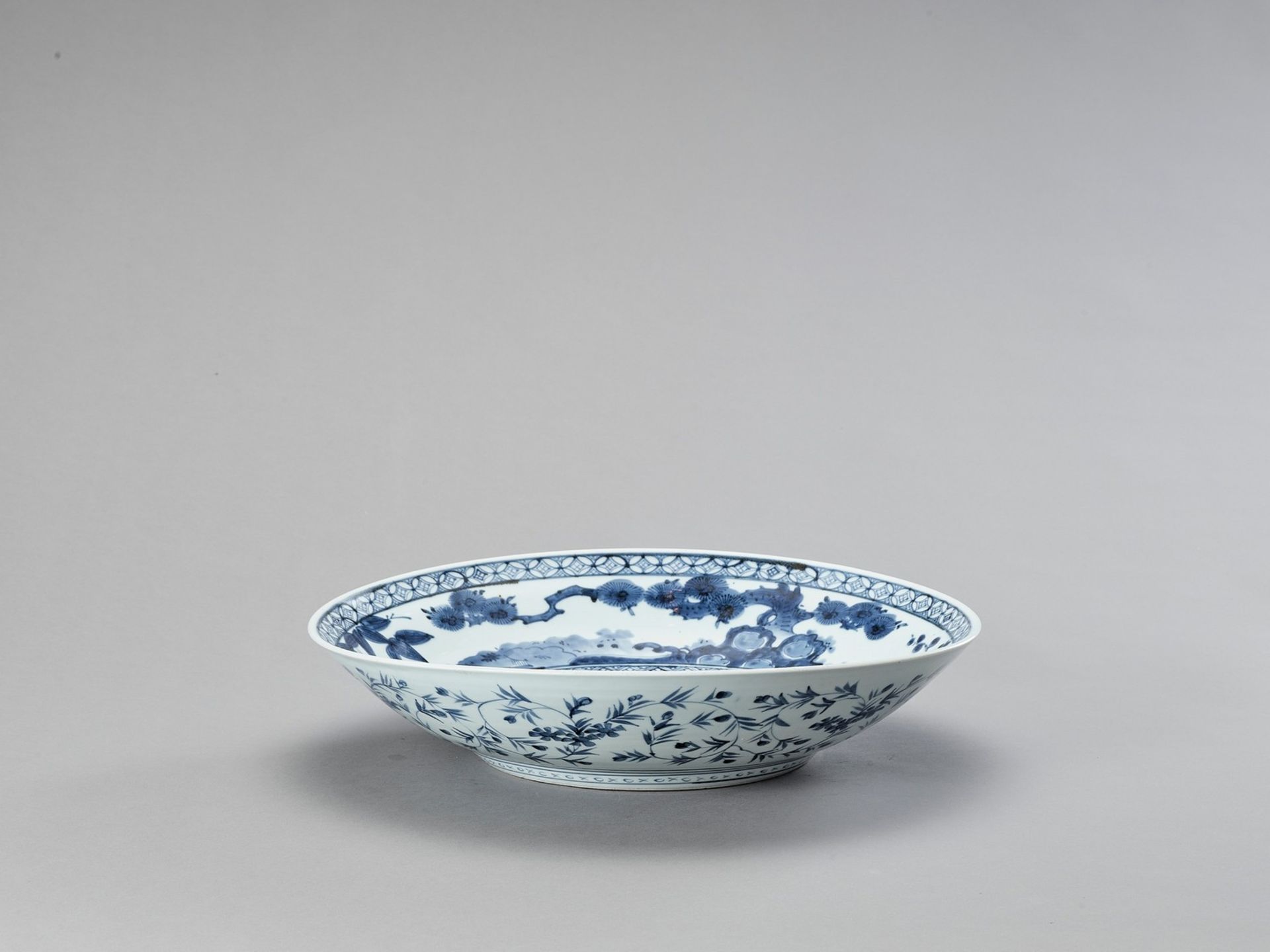A BLUE AND WHITE ARITA PORCELAIN CHARGER - Image 2 of 5