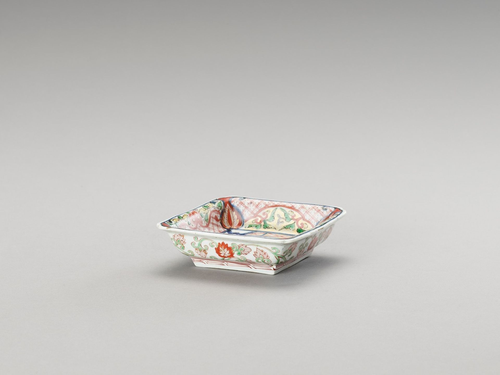 A SMALL SQUARE IMARI PORCELAIN DISH - Bild 3 aus 4