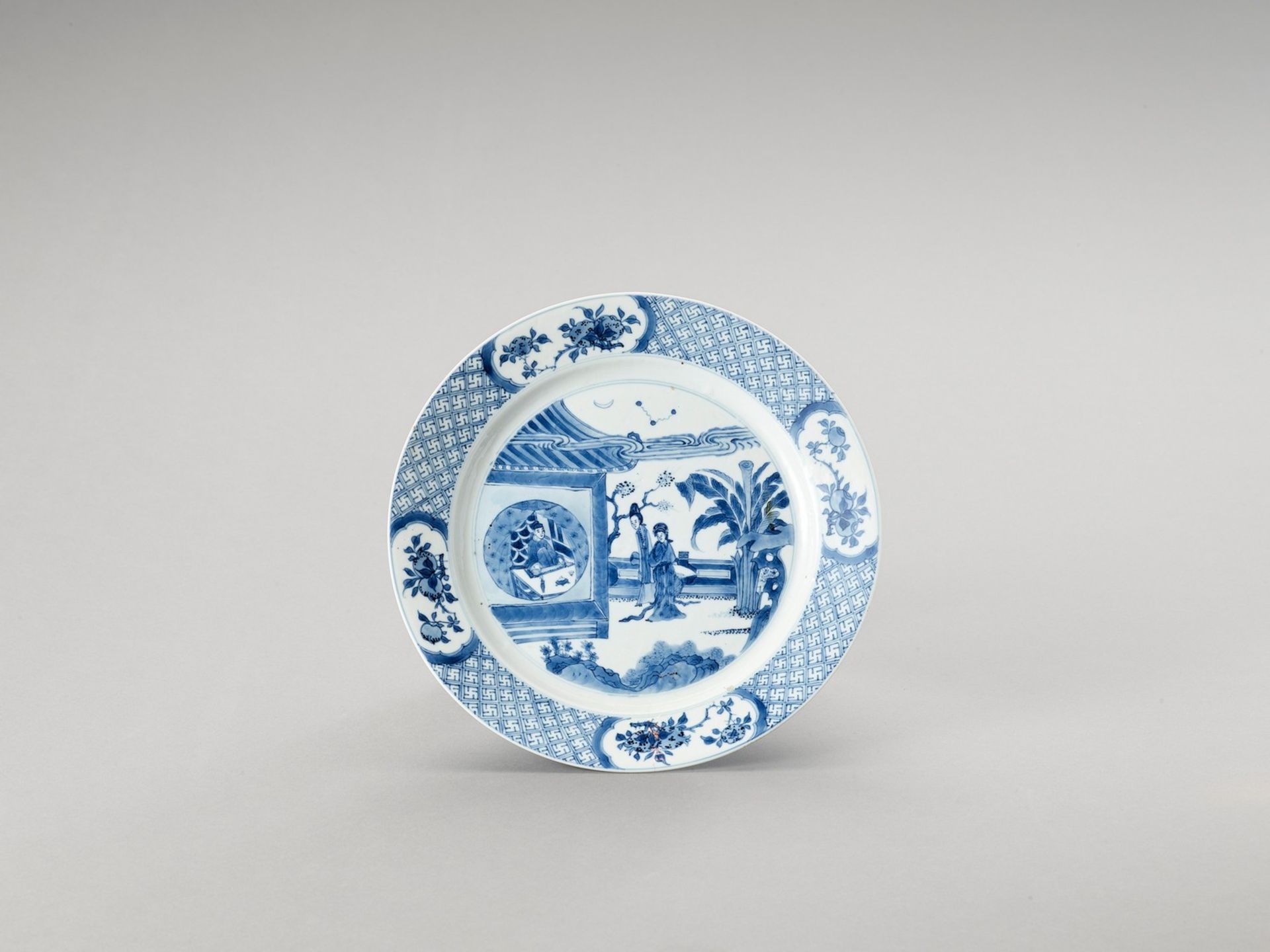 A BLUE AND WHITE PORCELAIN DISH