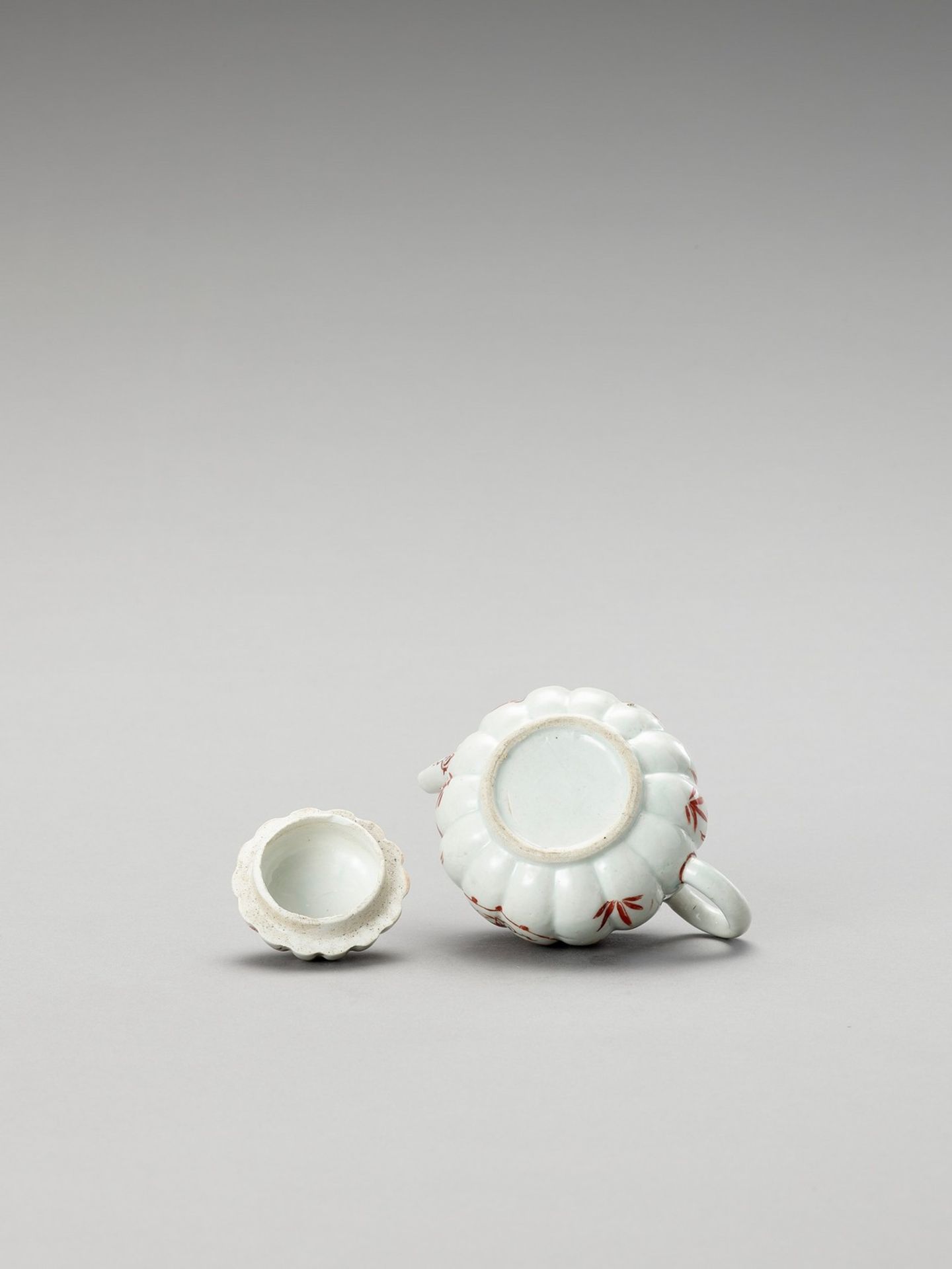 AN IMARI PORCELAIN TEAPOT AND COVER - Image 5 of 6